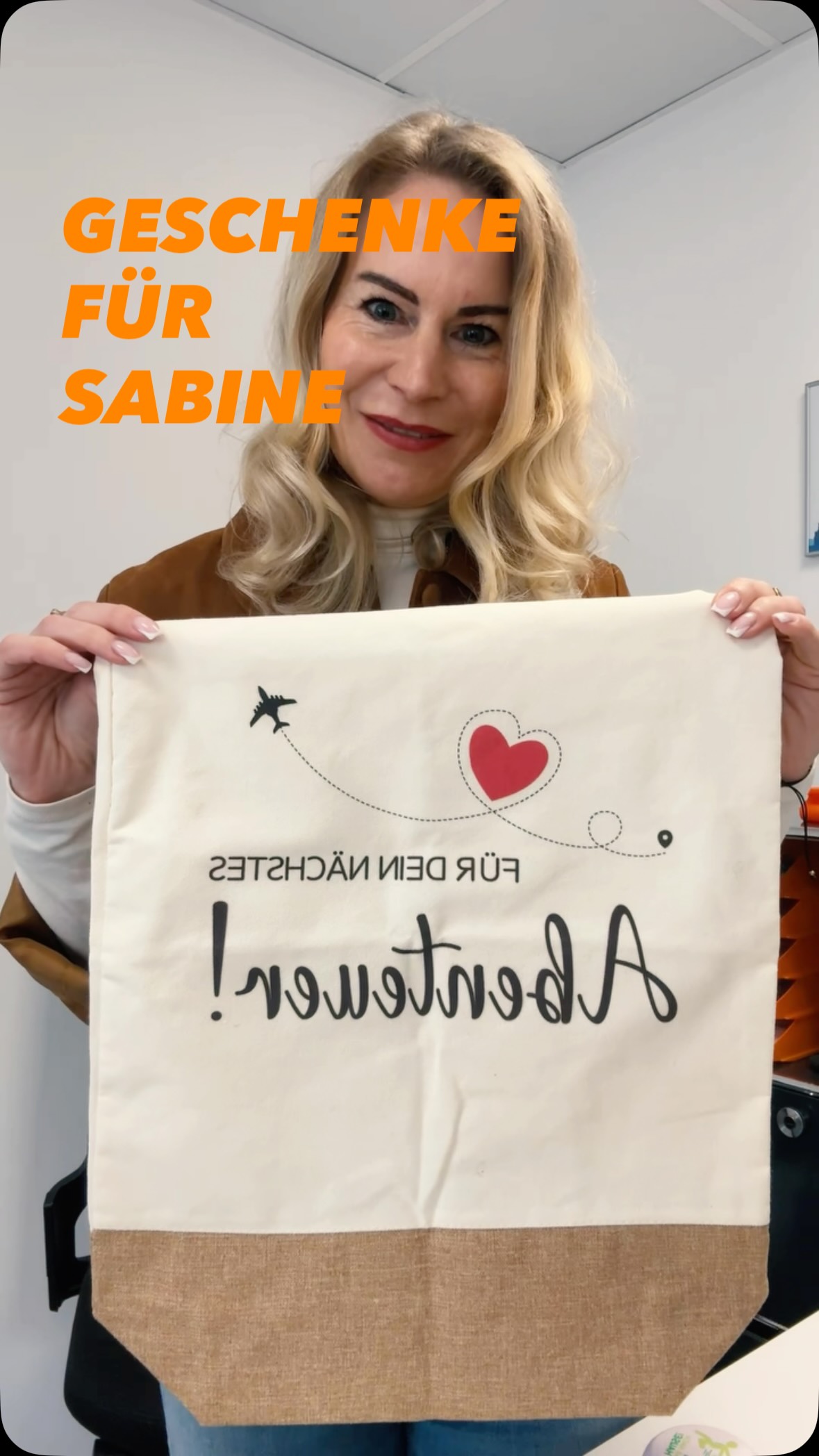 Letzter offizieller Arbeitstag ✔️
Rente? Nein. Abenteuer-Modus: aktiviert. 🚀
Danke für deine unglaubliche Arbeit, deine Struktur, deine Geduld – und einfach dich!
Die kleinen Geschenke im Reel sind nur ein winziges Zeichen dafür, wie dankbar wir sind.
Liebe Sabine, genieß deine neue Freiheit – die Welt wartet auf dich! 💛
#DankeFürAlles
#AbschiedMitHerz
#NeuesKapitel
#abenteuerbeginnt