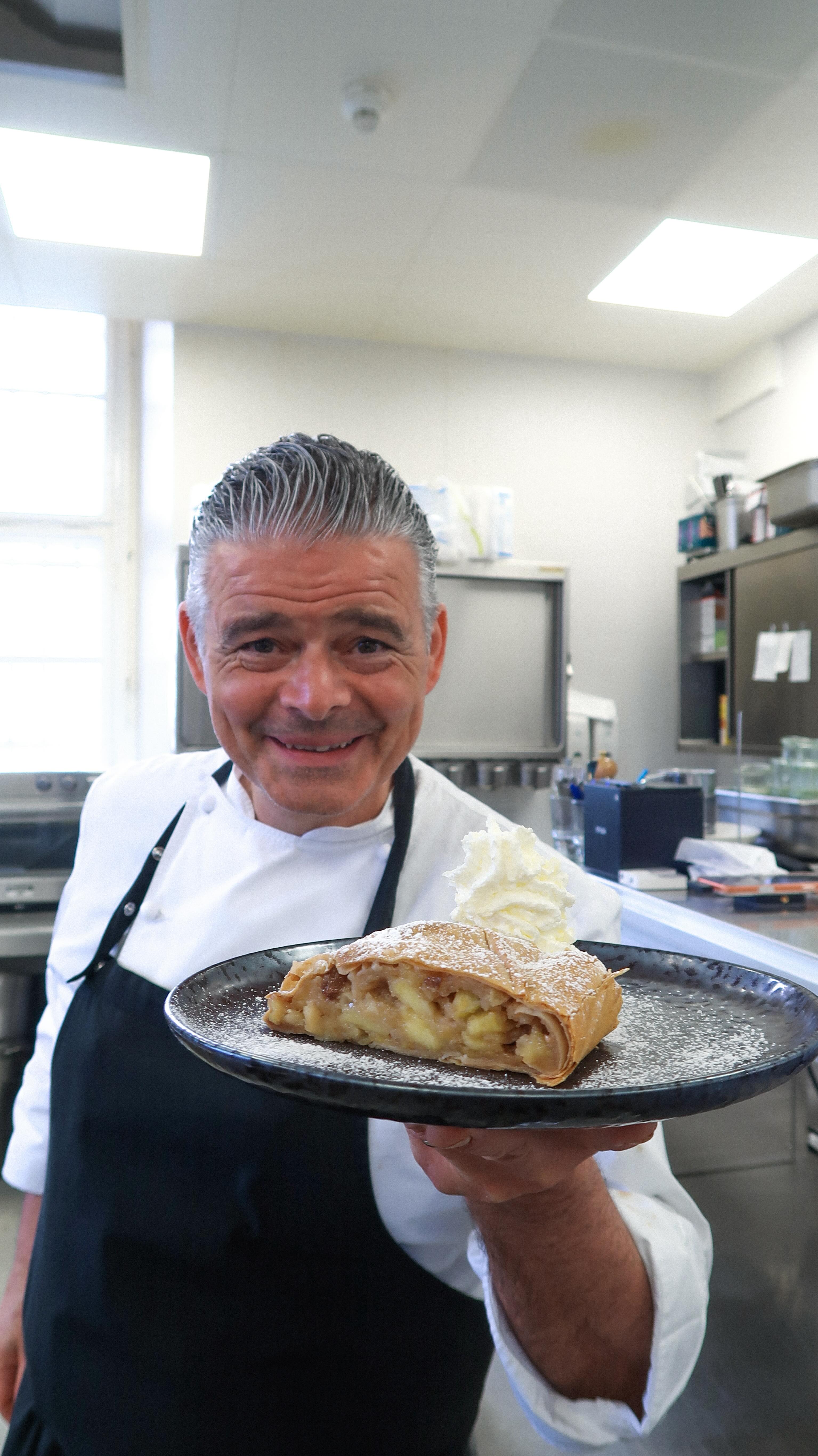 Perfekt gebeizter Lachs - worauf kommt’s an?
Andi verrät seinen Tipp. 👨🏻🍳 #schlossschönbrunn #restaurantwien #wien #wienerküche #andiwojta