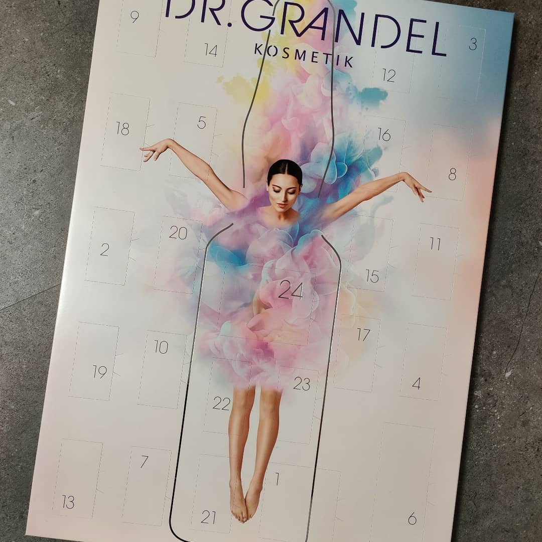 Hij is al een tijdje in de salon verkrijgbaar: de prachtige adventskalender van Dr. Grandel! Maar liefst 25 heerlijke ampullen boordevol werkstoffen. Een weldaad voor de huid! Dat is toch een fantastisch cadeau om te geven of om jezelf lekker mee te verwennen? 😉
Te koop voor €49,90 in The Beauty Case 😍
Bestel jouw exemplaar via Whatsapp 06-46665214 en haal 'm op in de salon!