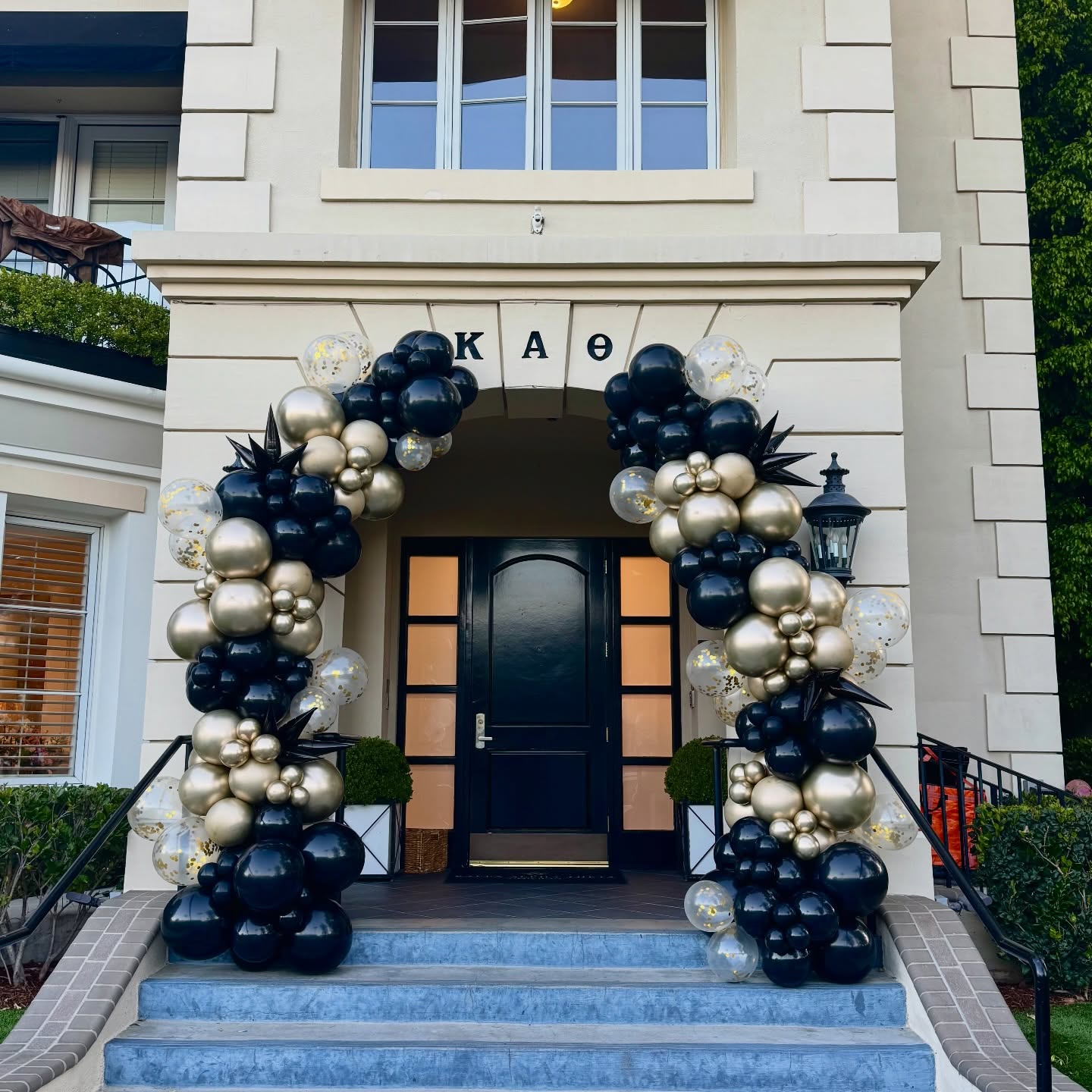 Black and gold never gets old. ๐คโจ