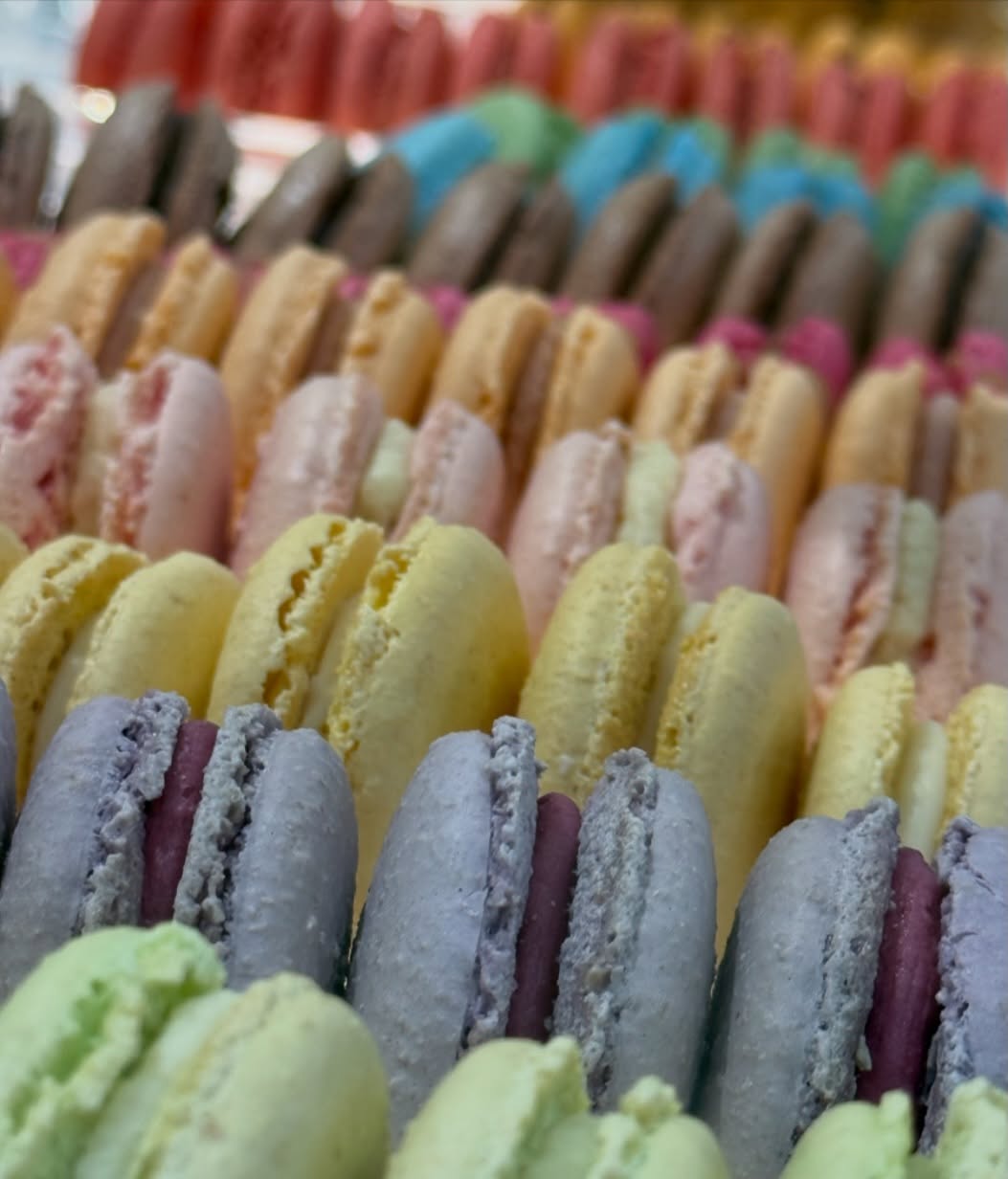 We’ve been whisking up some magic! Our latest flavor drop is finally here, and it’s looking pretty sweet. From tropical vibes to the classics that never go out of style, we’ve got a flavor for every mood.
☀️ The New Crew (A Little Zest & ZING)
• Key Lime Pie: Sub-lime flavor in every bite. 💚
• Eton Mess: Don’t worry, this is one mess you’ll want to get into. 🍓
• Piña Colada: Just pineappleing around. 🍍
• Peach: Simply peachy keen. 🍑
• Popping Candy 🎇
• Vanilla: No such thing as “plain” when it’s this good. ✨
👑 The OGs (The Legends)
Back by popular demand because they’re just that good:
• Nutella: We’re nuts about this one. 🌰
• Pistachio: Simply the pista-chio resistance. 💚
• Salted Caramel: Don’t be salty—there’s enough for everyone! 🧂
• Chocolate Orange: A peel-ing to all chocolate lovers. 🍊
• Strawberry & Raspberry/White Choc: We love you berry much. 🍓
Which one is calling your name?