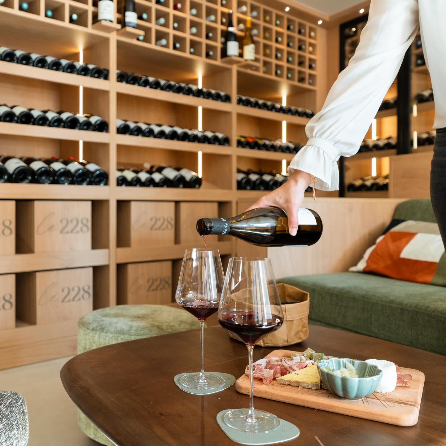 Une planche au centre de la table, une bouteille choisie avec soin, la lumière de fin de journée… Quoi d’autre finalement ? 🍷🤍