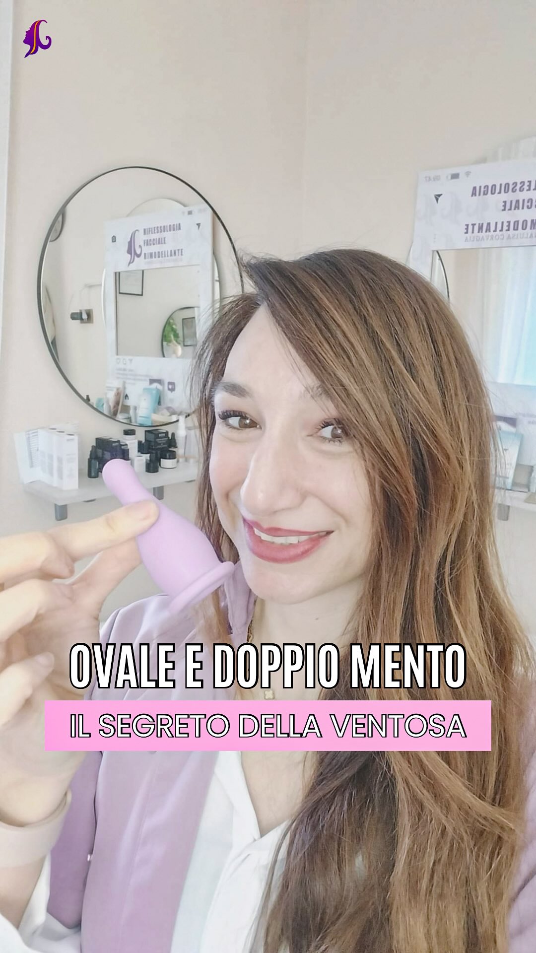 Ovale del viso e doppio mento ๐โจ
Con la ventosa viso lavoriamo su due zone strategiche per ridefinire i contorni e alleggerire il profilo ๐๐ปโโ๏ธ
La utilizziamo con movimenti precisi, lenti e controllati, sempre dal basso verso lโalto โฌ๏ธ
Fondamentali le ripetizioni corrette e la costanza nel tempo.
โจ Prima regola: applica sempre lโolio, la pelle deve essere nutrita per permettere alla ventosa di scorrere perfettamente.
Cosa attiviamo nei tessuti?
โ Microcircolazione โ piรน ossigeno
โ Drenaggio linfatico โ meno gonfiore e ristagno
โ Stimolo dei fibroblasti โ supporto al collagene
โ Elasticitร fasciale โ pelle piรน distesa naturalmente
โ Rilascio delle tensioni โ tessuto piรน mobile
โจ Risultato progressivo: pelle piรน luminosa, ovale piรน definito e effetto lift naturale.
Costanza + tecnica corretta = profilo piรน leggero ๐
Scrivi โ๐๐๐๐๐๐๐โ nei commenti e ti invio il link ๐**