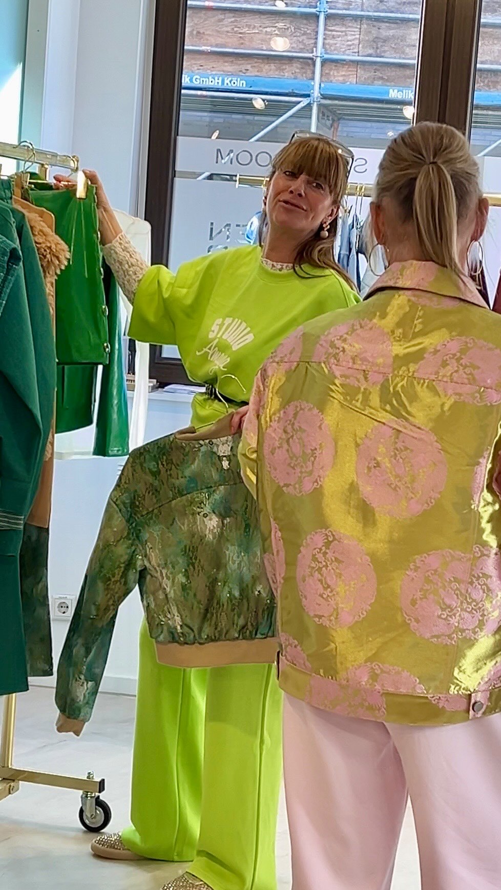 Showroom Moments we love. 💛
Heute waren die liebe Dagmar und Heike von Lieblingsstück aus Arnsberg bei uns im Showroom und haben mit ganz viel Gespür ihre persönliche Auswahl für den Herbst aus Sofie Schnoor und Studio Amaya zusammengestellt.
Was ich an den beiden jedes Mal so liebe:�Sie bringen so eine wunderbare Energie mit, �ehrlich begeistert, aufmerksam im Detail und immer mit einem feinen Blick dafür, was zu ihrem Store und ihren Kundinnen passt.
Es wurde geschaut, kombiniert, gelacht und natürlich mit viel Herz ausgewählt.
Ja, wir warten gerade alle sehnsüchtig auf den Frühling, aber eins ist sicher:�Der Herbst wird richtig schön und macht jetzt schon Vorfreude. 🍂🤍
Danke euch beiden für euren Besuch, euren Spirit und den so schönen Austausch.�Genau solche Termine machen unseren Job besonders.
Einen schönen Abend und viele Grüße aus Düsseldorf,
Eure Carmen
⸻
Willkommen bei Carmen Fischer Agents,
Wir sind eure Vertriebsagentur für Mode, Schmuck, Accessoires und Schuhe, mitten im wunderschönen Lorettoviertel von Düsseldorf.
In unserem Showroom treffen Trends auf angesagte Styles. Hier präsentieren wir die neuesten Fashion-Kollektionen, trendigen Schmuck und inspirierende Marken.
Unser Fokus liegt darauf, innovative Labels mit Händlern und Einkäufern zu vernetzen und spannende Kollektionen erlebbar zu machen.
📍 Standort: Düsseldorf
👗 Kategorien: Fashion, Schmuck, Accessoires, Schuhe
🤝 Ansprechpartner: Händler & Einkäufer
Entdeckt mit uns die aktuellsten Modetrends und besonderen Highlights. Meldet euch gerne für weitere Infos oder bucht euren Termin direkt mit dem Link in unserer Bio.
_____________
#modeagentur #carmenfischeragents