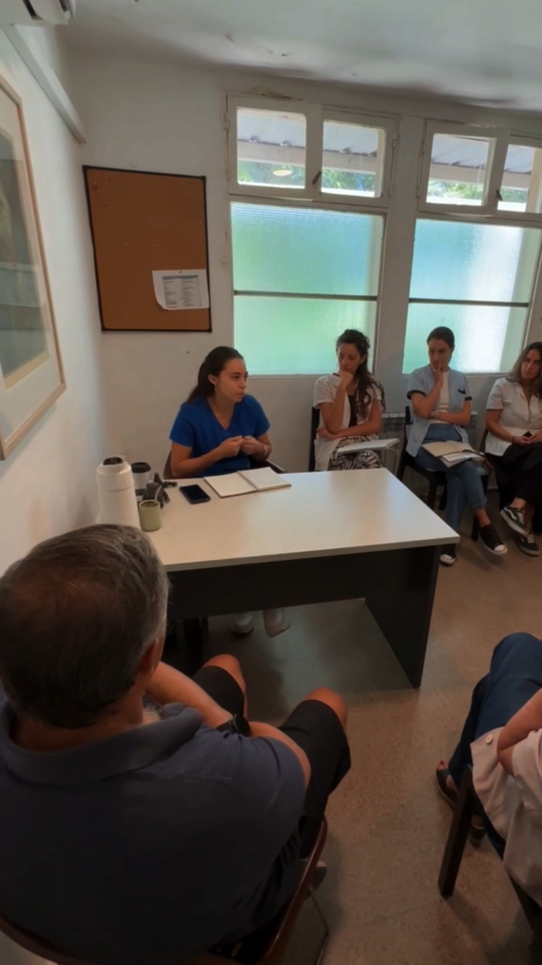 En INER Neuro Rehabilitación entendemos que cada proceso de internación es mucho más que un tratamiento 🤍🧠
Acompañamos a nuestros pacientes con un abordaje profesional y personalizado, pero también caminamos junto a sus familias, porque son parte esencial del proceso terapéutico.
Desde el ingreso hasta el alta sanatorial, generamos espacios de encuentro periódicos donde compartimos con claridad y sensibilidad la evolución: avances, logros, desafíos y próximos objetivos. Creemos que la información brinda tranquilidad, y la cercanía, confianza ✨
Sabemos que la internación moviliza emociones e incertidumbres. Por eso, además del seguimiento clínico, ofrecemos escucha, contención y acompañamiento emocional en cada etapa 💬🌿
Trabajamos con una mirada integral: paciente y familia, acompañados, informados y contenidos, siempre.
📍 Av. Sagrada Família y Nazareth
#INER #NeuroRehabilitación #Internación #AcompañamientoFamiliar #EquipoInterdisciplinario