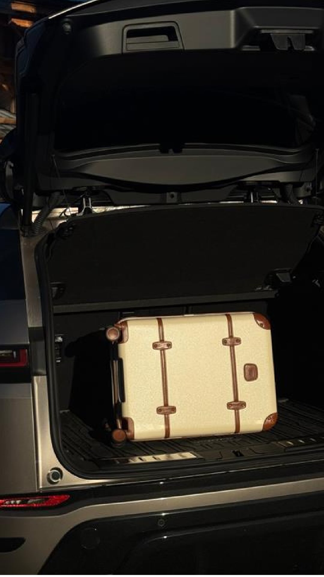 Headed to the mountains - but make it iconic.
Rolling in with the Bellagio 3.0 luggage from Bric’s.
Timeless design, effortless glide, and just the right amount of main-character energy.
From city streets to chalet chic - this is how you travel in style.
Want to stock our products? Send us a message or check the link in our bio!
#Brics #Luggage #Iconic #Travel #LuxuryTravel