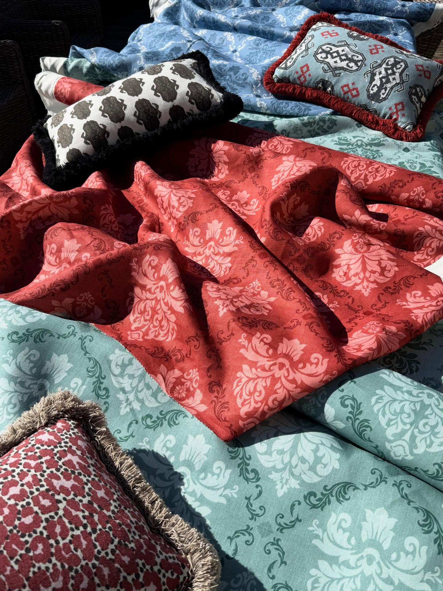 Let your table bloom this season☀️
Made-to-measure tablecloth for a flowless fit🤗
#textile #textiles #swissdesign #spring #ornaments