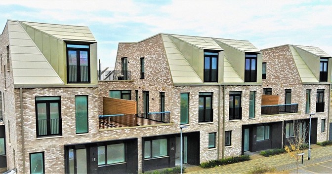 This project, located in Cambridge, is an excellent example of flat lock cladding using Falzonal lichtbronze Aluminium. As always, installed by AMR with the utmost attention to detail, and looking absolutely brilliant.
#AMR #PREFA #Aluminium #FlatLock #Cladding #Metalwork #Cambridge #CambridgeRoofing #CambridgeConstruction #NWC