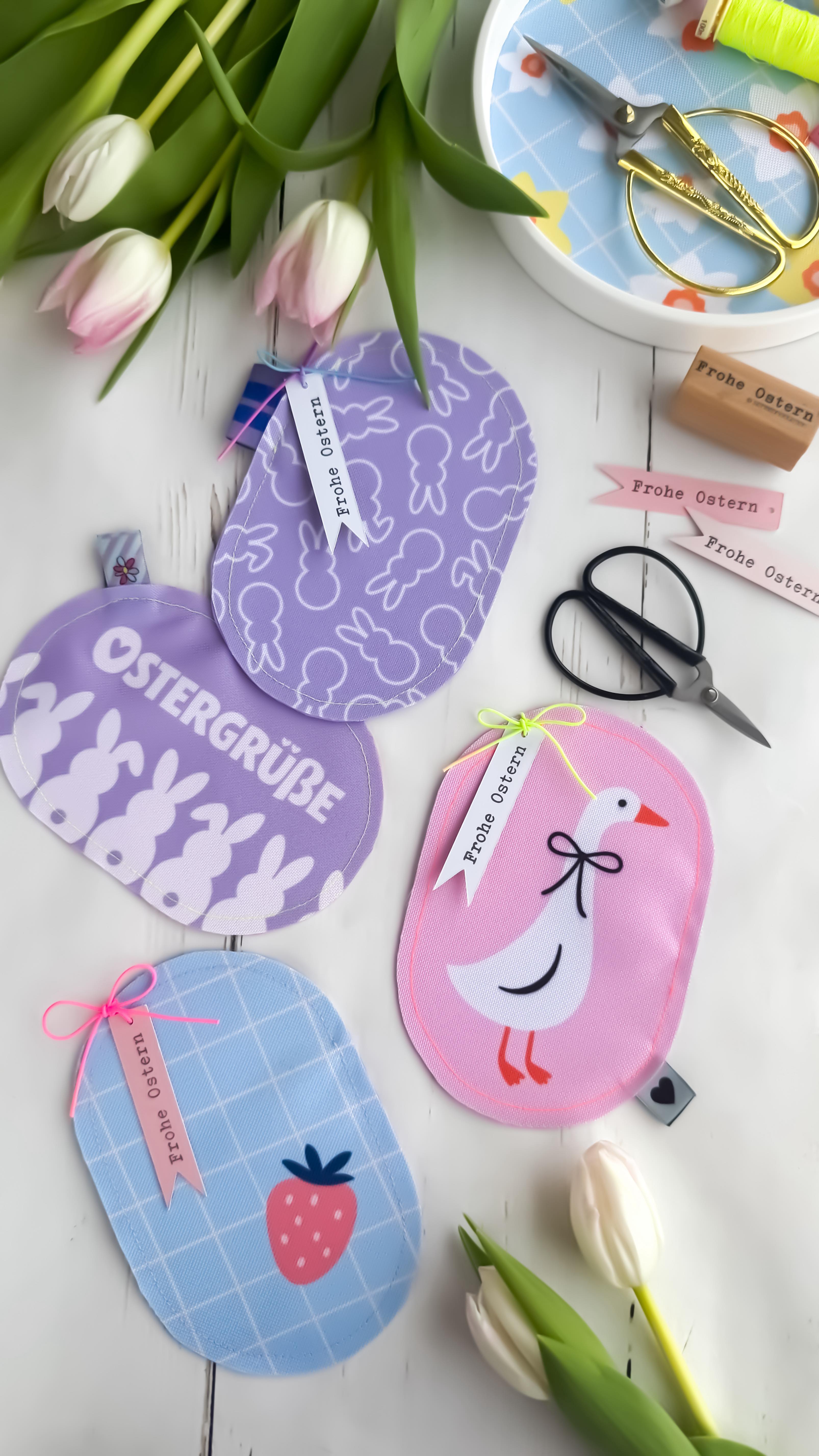 DIY Osterkarten aus Inlays! 🐣
Werbung | Wusstet ihr, dass man aus meinen Inlays super schöne und ganz individuelle Karten basteln kann? Wir machen das heute einmal mit meinen neuen Spring Vines Inlays und gestalten damit niedliche Karten zu Ostern :)
Dafür die Inlays einmal sorgfältig ausschneiden und anschließend einen festeren Bastelkarton in der Farbe eurer Wahl in der gleichen Größe zuschneiden.
Danach das Inlay auf dem Karton mit einem Kontrastgarn festnähen. Optional könnt ihr noch ein Label einnähen 😏
Mit meinem Cricut Maker 3 habe ich mir dann noch fix ein paar kleine Anhänger in passenden Farben ausschneiden lassen und mit dem „Frohe Ostern“ Stempel von @schafproduction bestempelt 🐣
Meine Inlays findet ihr wie immer bei @allesfuerselbermacher ❤️
💌Kommentiert mit „OSTERN“ und die Materialliste landet direkt in euerem Postfach.
Ganz viel Freude beim Nachmachen.
.
#diy #inlays #nähen #cricut #ostern