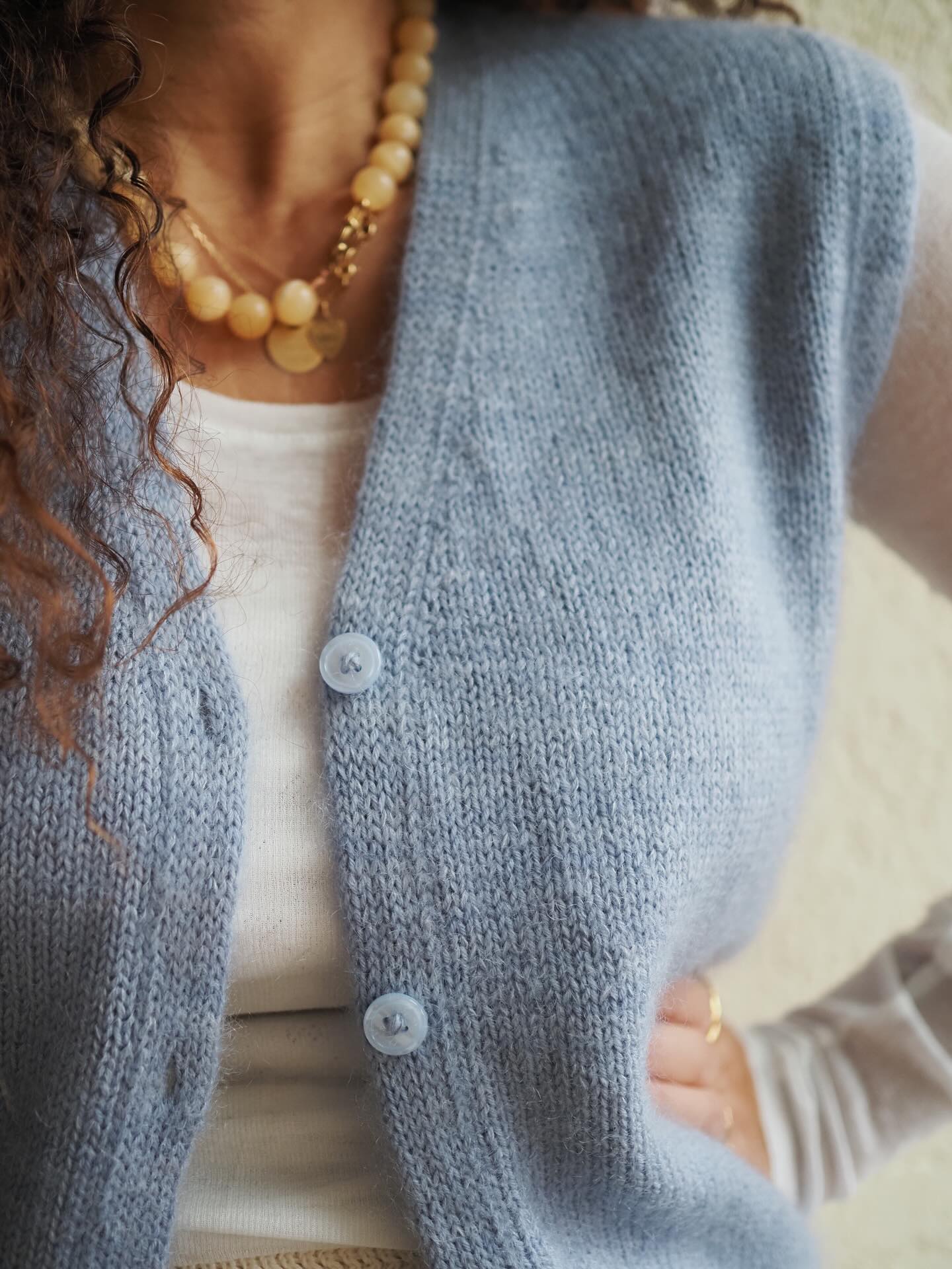 Merci beaucoup pour l’accueil réservé à MATISSE. Ça me fait vraiment plaisir ❤️❤️❤️
Comme pour Cezanne, Matisse est disponible en version PULL & GILET dans la même fiche. 🥂
🎞️ Je vous remontre ici comment réaliser les boutonnières des bandes en jersey double sans couper le fil pour la version gilet.
C’est vraiment très facile à faire.
Lorsque l’on passe de la partie droite à la partie gauche au lieu de couper le fil, on fait simplement un jeté.
Puis on continue de tricoter le côté gauche de la bande.
Et au moment où on va relier la partie gauche et la partie droite on tricote la dernière maille de la bande côté gauche avec le Jeté.
Fils . @yarnbysimone
🍿 Retrouvez La Fiche tricot en 10 tailles en français et en anglais sur Ravelry et www.AtelierEmilie.com
___________________________________
#atelieremiliedesigns #matissebyae
Tricot Knit knitting Tricot slipover tuto