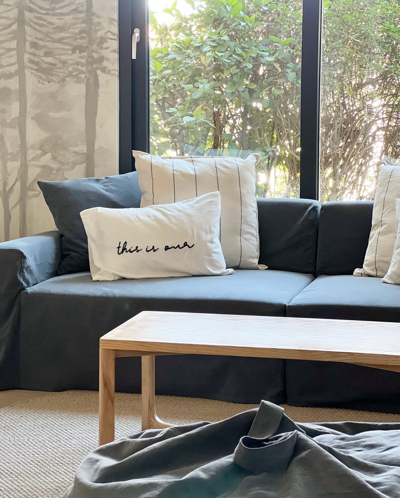 Sábado para descansar y relajarse en la salita en familia! Para este proyecto de @zisca_interiorismo hicimos estos cojines que forman la frase “ this is our happy place”.
#linonegro_home #decoración #cojinesbordados