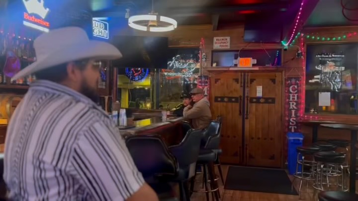 Have you seen it yet?? 👀
“IN YOUR DIRECTION” OFFICIAL MUSIC VIDEO IS OUT NOW!! 🎥
LINK IN BIO 📲
Huge thank you to @thestagsaloon for letting us use their spot to film 🙏🏻
#countrymusic #honkytonk #youtube #official #musicvideo