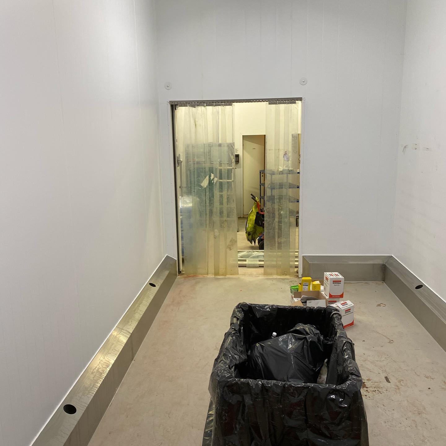 Div ombygging, riving og montering av nye vegger og rustfrie sokler hos Alf Strøm Larsen, på oppdrag for Huurre Norway AS.