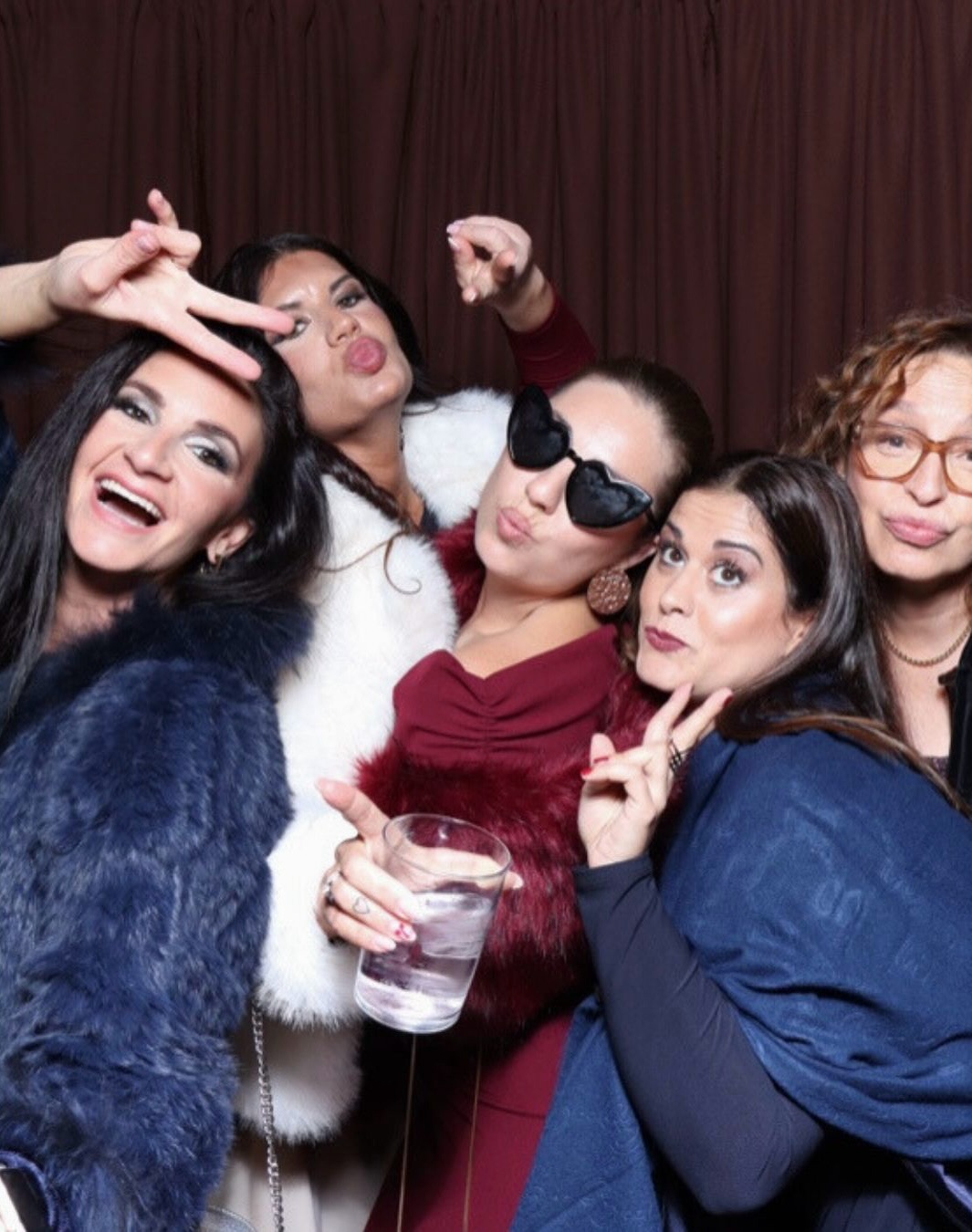 Nos encanta veros disfrutar con vuestros invitados del momento fotomatón.
Resumen Irema y Jaime en Finca el Senyoret, Alicante.
✉️ info@lightbox.es