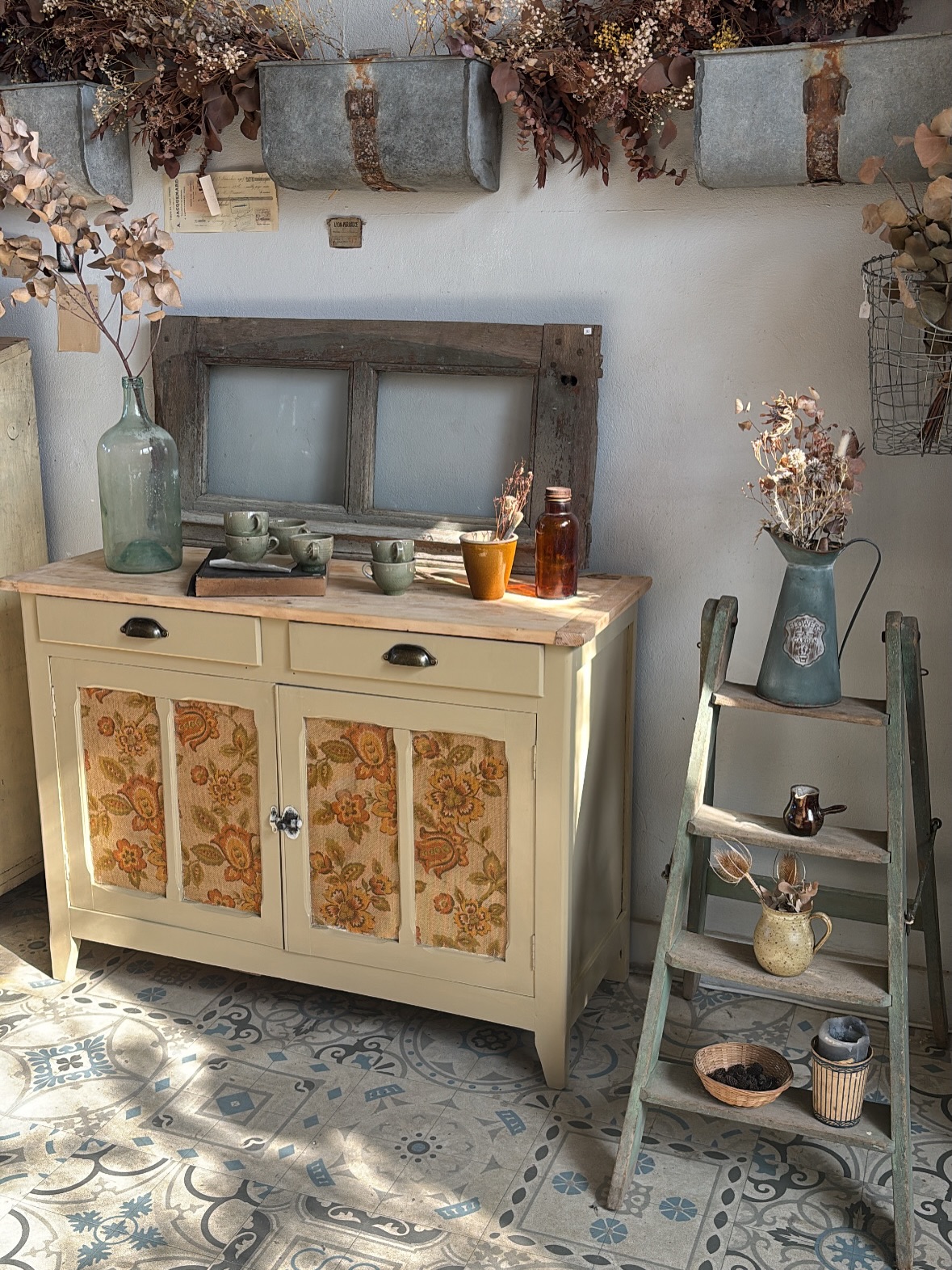 🧡💛🤎
Parce que vous l’avez adoré en story…
Le buffet parisien avec sa tapisserie so seventies 🌼
Au départ, je n’étais pas sûr de la laisser puis en trouvant la bonne couleur pour se marier avec, le charme fut… 🌼🧡
Dimensions : L 110 x P 44 x Ht 81 cm
À découvrir en boutique dès jeudi prochain aux @pucesducanal ou sur notre site (lien en bio)
🔎 www.woodson-interior.com
#meubleancien #buffetparisien #brocanteenligne #pucesducanal #meublerestauré