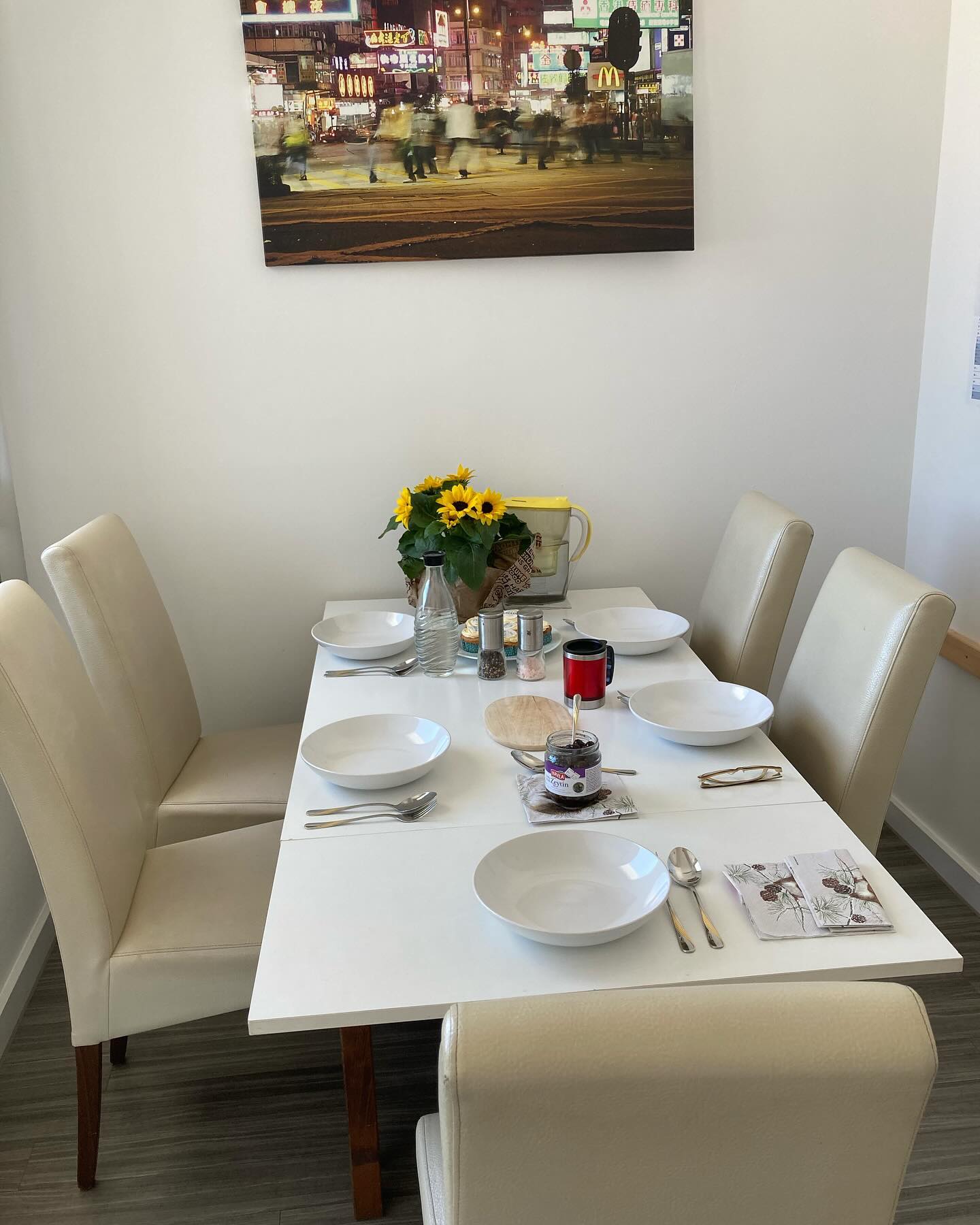 Wie jeden Dienstag hatten wir auch heute wieder unser, mittlerweile traditionelles, gemeinsames Mittagessen. 😋
Und als Nachtisch etwas ganz besonderes von unserer neuen Kollegin Joy Burmeister! 🧁
Vielen lieben Dank und herzlich Willkommen im Team der PhysioLotsen! ❤️⚓️
Wir freuen uns sehr, dass du da bist!
#physiotherapie #wedel #krankengymnastik #bestesteamderwelt