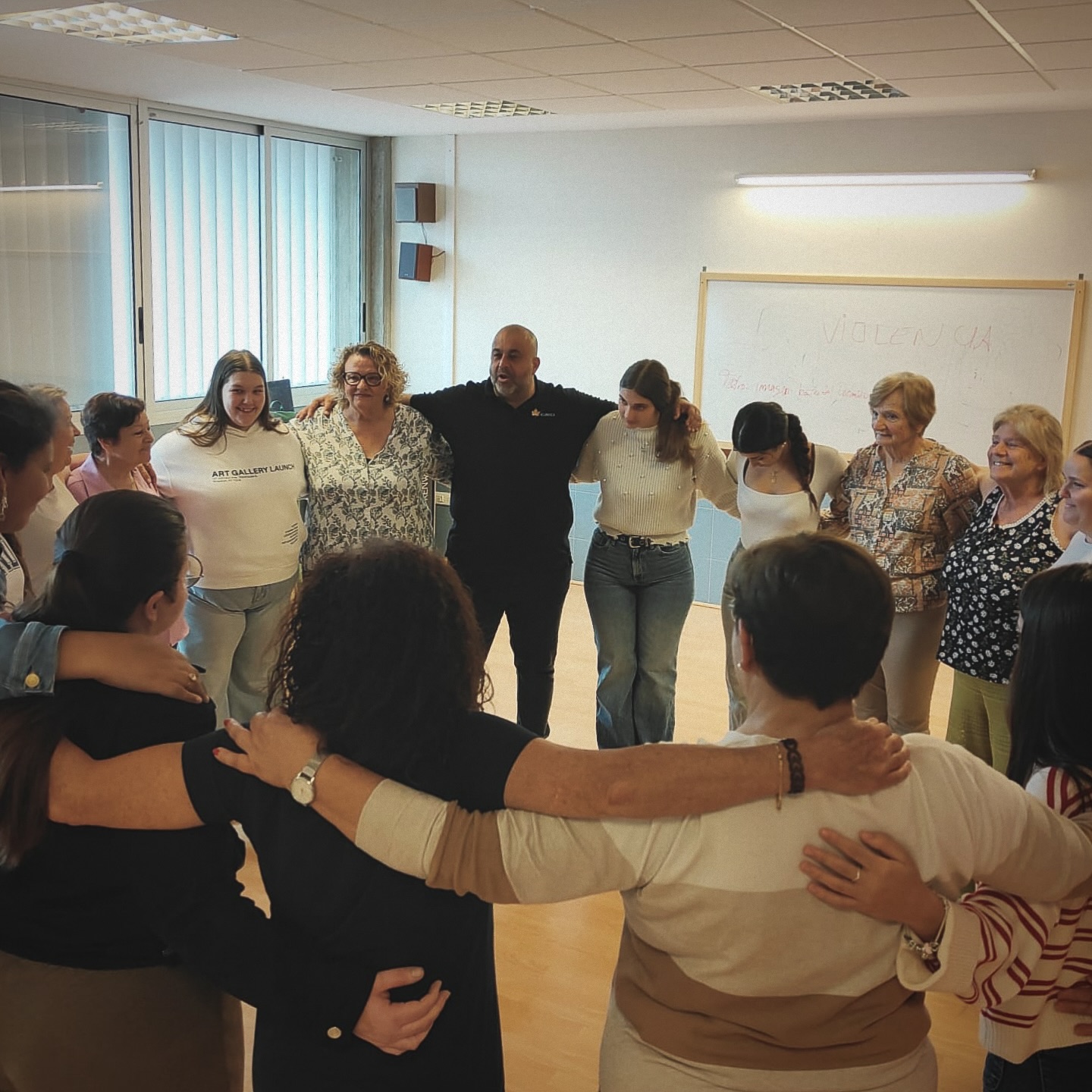TEATRO Y COMUNIDAD (2a sesión)
Seguimos avanzando en el proceso intergeneracional “Teatro y comunidad”, dentro de la IV Edición de #ÍnsulaEscénica , en el IES Antonio González, en Tejina ✨
Esta vez, compartimos escena con el alumnado del Instituto Antonio González, la Asociación Mayores Atalaya, la Asociación Artes Escénicas de Tejina y personas de la comarca del nordeste.
Un encuentro donde distintas generaciones vuelven a reunirse para escucharse, crear juntas y construir comunidad 🫂
El taller se desarrolló en la sala polivalente del instituto, que se convirtió en espacio de diálogo, expresión y convivencia.
Seguimos sembrando, paso a paso, este proceso colectivo que ya empieza a dar sus frutos ✨
#ÍnsulaEscénica
🤝 Colaboran:
@lalagunacultura
@lalagunaayto
@adrian.del.castillo