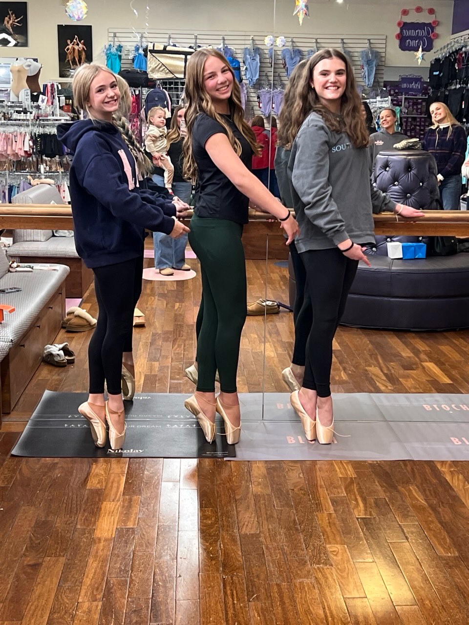 🩰Congratulations to these pre pro dancers for getting their first pair of pointe shoes 🤗 so proud of you!!!thank you @dancemaxdancewear ❤️
.
.
.
#pointeshoes #ballerina #firstpairofpointeshoes #preprodancers #aspiretoinspire