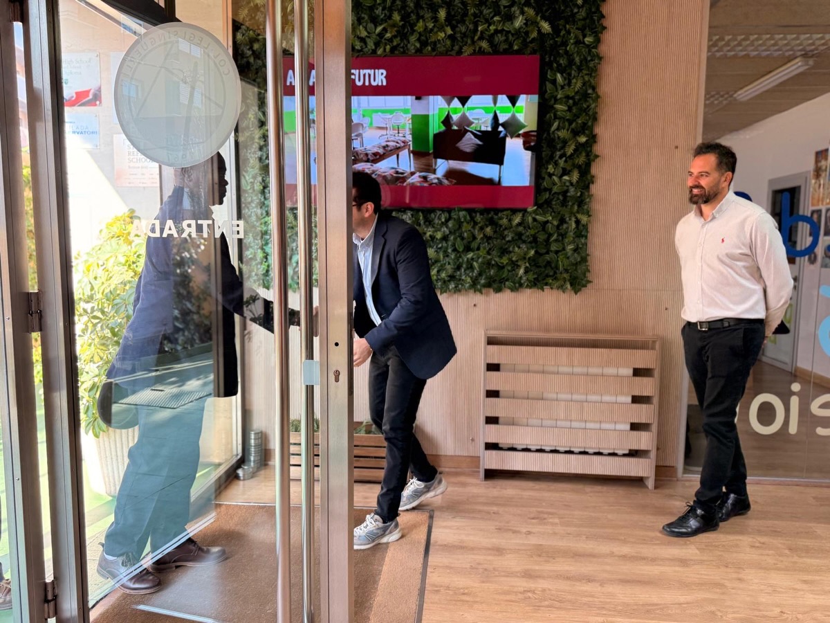 Avui hem tingut l’honor de rebre a l’escola Mons. Barthélemy Yaouda, bisbe de Yagoua (Camerun)🌍🙏
La seva diòcesi es troba a l’extrem nord del Camerun, una zona especialment vulnerable que pateix des de fa anys els atacs del grup terrorista Boko Haram. En aquest context tan difícil, l’Església i les escoles esdevenen espais d’esperança i futur per a molts infants.
Durant la visita, hem compartit la benedicció de la capella, el recorregut per les aules i un emotiu concert de guitarra amb música de Franz Schubert i Domenico Scarlatti. L’alumnat de 3r d’ESO ha pogut entrevistar el bisbe i conèixer de primera mà la realitat de la diòcesi de Yagoua.
Aquesta visita té un significat molt especial per a nosaltres, ja que col·laborem amb les escoles impulsades per l’ONG Makary-Blangoua @ongmakaryblangoua en aquesta mateixa regió. Avui hem pogut posar rostre a la realitat que intentem acompanyar des de la nostra escola.
Gràcies, Mons. Yaouda, per la seva proximitat i pel seu testimoni d’esperança💚
#Camerun #Yagoua #MakaryBlangoua #TotssomSinguerlín #EscolaAmbValors