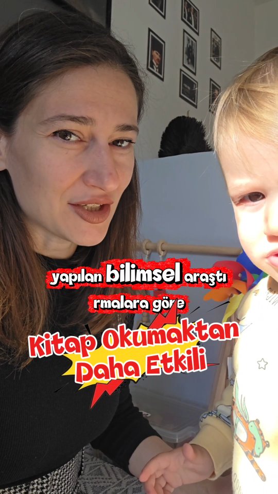 Hepimiz bebeklerimize kitap okuyoruz, onlarla konuşuyoruz. Peki, henüz konuşmayan bir bebeğin dil gelişimini 'hareket ederek' hızlandırabileceğinizi biliyor muydunuz?
Bilimsel araştırmalar, özellikle ilk 36 ayda motor beceriler ile dil gelişimi arasında kopmaz bir bağ olduğunu gösteriyor. Yani bebeğinizin ince motor (parmak kasları) veya kaba motor (yürüme, tırmanma) becerilerini geliştiren her aktivite, aslında beynindeki dil merkezini de uyarıyor!
Neden mi?🤔
✨️Beyinde el hareketlerini kontrol eden bölge ile dil/konuşma bölgesi komşudur.
✨️Motor beceriler geliştikçe, nöral yollar güçlenir ve bu da ifade edici dilin kapılarını aralar.
✨️Videoda da bahsettiğim gibi; bazen bir etkinlikle uğraşırken kurulan o sıcak diyalog, kitaptaki kelimelerden çok daha kalıcı izler bırakır.
Bebeğinizle oyun oynarken onunla konuşmayı, yaptıklarını betimlemeyi ihmal etmeyin!🧡💥
Sizce bebeğinizinde farkettiniz mi? KELİME HAZİNESİNİ ARTIRMANIN SIRRI ELLERDE Mİ? 🖐️🗣️
#bebeketkinlikleri #dilgelişimi #Bebekgelişimi #bebekeğitimi #bilimselanne motorbecerileri annebebek bebek