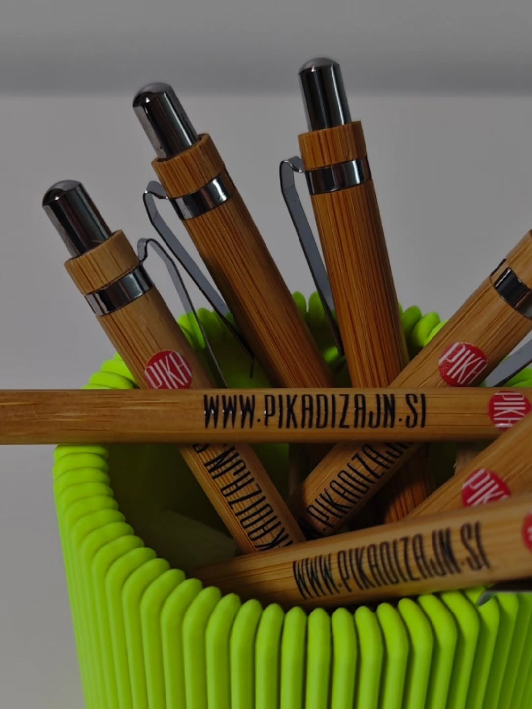 UV tisk na promocijski material.
👉 Kemični svinčniki
👉 Vžigalniki
👉 Knjižna kazala
👉 Ogledalca
👉 Rokovniki
in še in še....