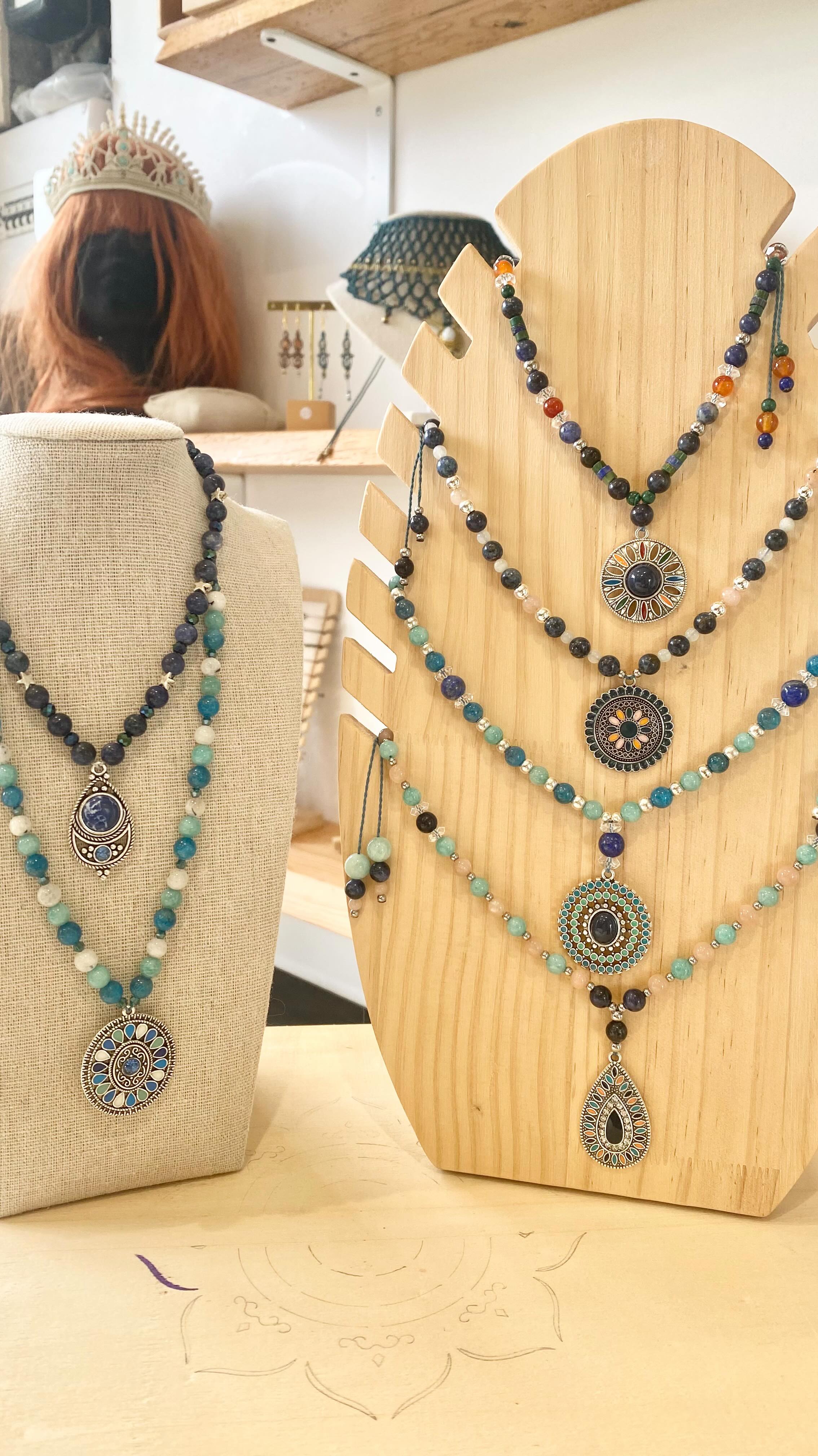 Cette semaine, j’avais une liste longue comme un fil de macramé déroulé à l’infini…
Je n’ai pas tout fait.
Le temps file plus vite que mes doigts… et pourtant, ils vont déjà très vite.
À 16h précises, ma fidèle assistante est venue me rappeler que j’avais assez tissé pour la journée. Pour la semaine même.
Ronrons party. Câlins à gogo. Aucune négociation possible. (Elle prend son rôle très à cœur 🐾)
Alors je n’ai rien rangé, J’ai simplement fermé l’atelier… et accepté cette idée presque révolutionnaire : le repos.
La bonne nouvelle ?
D’autres semaines m’attendent avant le lancement des premiers événements de l’année.
Le temps de créer encore, et d’y mettre tout mon cœur.
Au programme aujourd’hui : Live ce matin avec les académiciennes @solyluna_macrame ✨
Puis match de basket pour ma petite fée cet après-midi 🏀
Parce que créer, c’est magique.
Mais vivre, c’est essentiel.
Je vous souhaite un week-end doux et inspirant, avec juste ce qu’il faut de repos… et beaucoup de lumière dans vos cœurs 💛✨