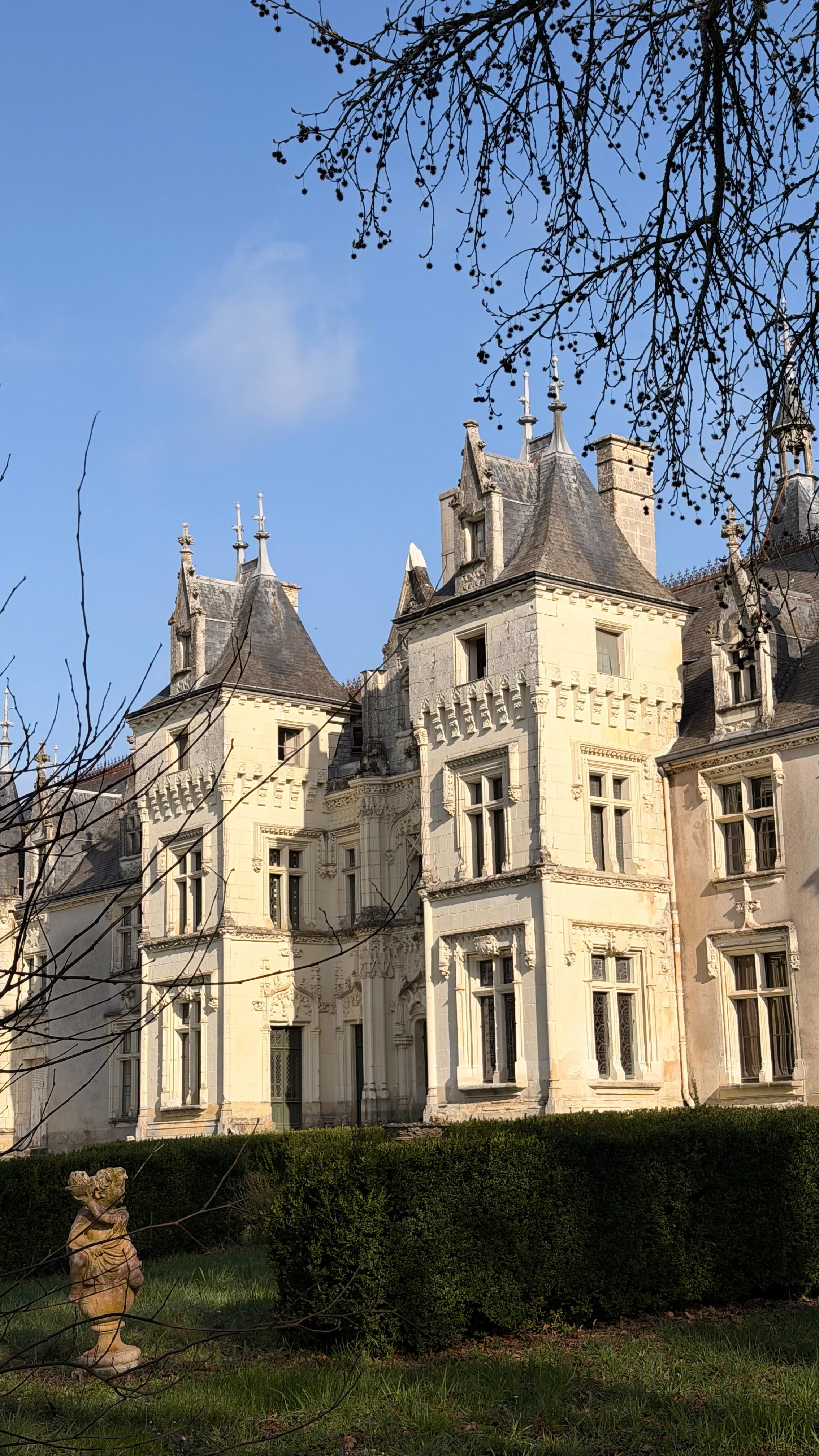 Il y a les châteaux que l’on visite…
Et puis il y a celui que l’on habite.
Ici, les journées sentent le bois coupé,
la cheminée qui fume au loin,
les petites mains qui ramassent des branches,
et le soleil qui nous remercie le soir.
On prépare la saison prochaine,
on nettoie, on range, on empile…
et puis on s’arrête une minute.
Une timbale chaude entre les mains,
Mon petit garçon à mes côtés,
le ciel qui s’embrase au-dessus du parc.
C’est fatiguant.
Mais c’est beau.
Et c’est chez nous. 🤍
#VieDeChâteau #VieAuGrandAir #bonheur #ChâteauEnTouraine #Instamood