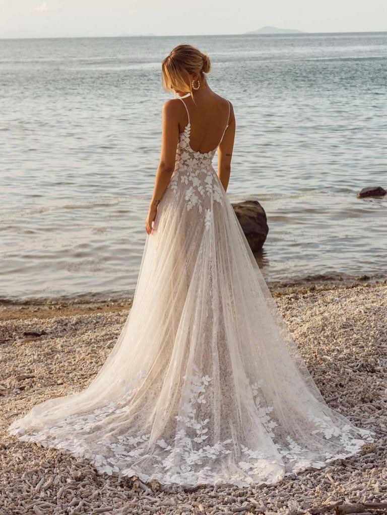 ✨ She’s having a moment… and we are HERE for it. ✨
Meet Jenica by Madi Lane 🤍
Fresh from the 10 year anniversary event in London, this beauty completely stole the spotlight and honestly… we’re not surprised.
That soft A-line silhouette.
The delicate 3D floral appliqué.
The barely-there straps.
That dreamy illusion back.
She’s giving modern romantic. She’s giving destination bride. She’s giving “I knew it was the one.”
If you’re planning a beach, garden, or effortlessly elegant wedding… Jenica might just be your girl 🌊✨
Ready to try her on? You know where we are.
#MadiLaneBride #JenicaByMadiLane #TeAmoBridal #ModernBride #BeachWeddingDress