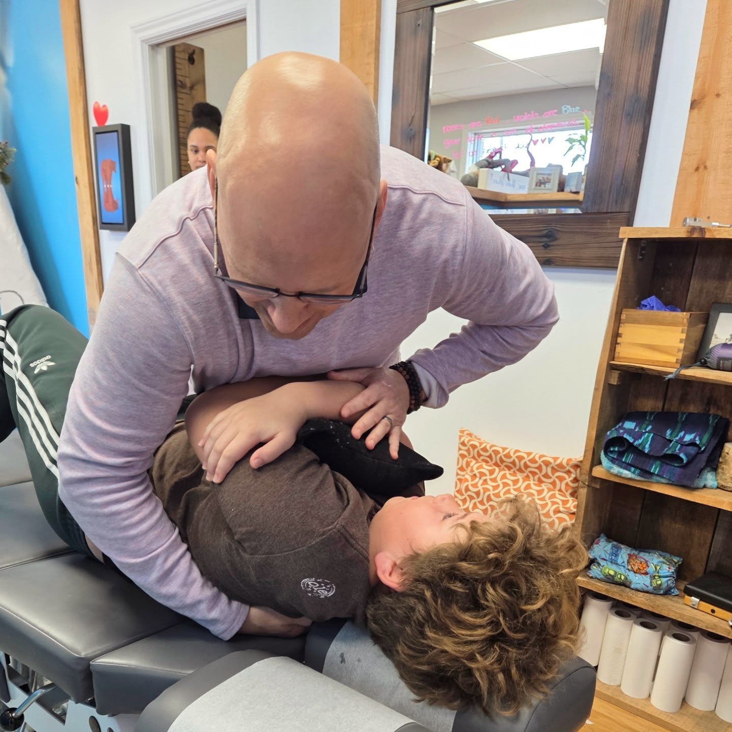 Little clinic helper by day, tiny patient by choice, and a ham always 🤪
.
.
.
#canadianchiropractor #shannonvilleontario #foreveryoungchiropractic #littlehelper #tinypatient