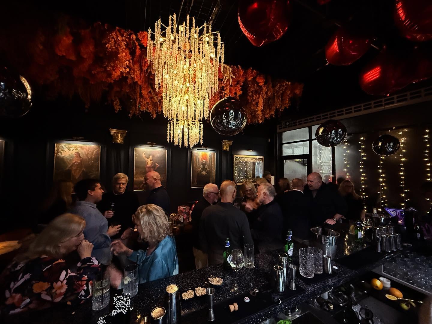 Golden lights, good energy & even better company ✨
Weekends at Ambrosia just hit different.
Richmond nights done right 🥂
#ambrosiarichmond #richmondnights #richmondbars #cocktailbar #londonnightlife #girlsnight #datenightvibes #weekendvibes #luxuryinteriors #goldenaesthetic #drinkswithfriends #richmonduponthames #cocktailsofinstagram #supportlocal #ambrosiathenight