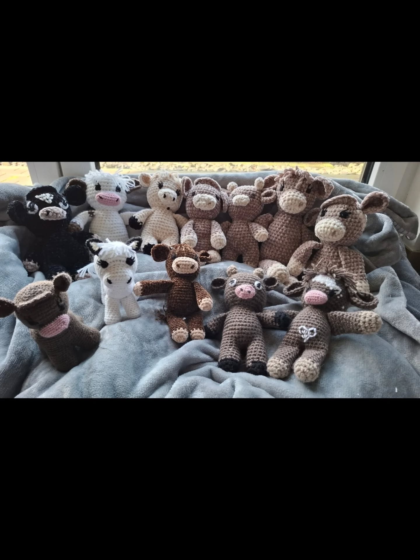 ✨ Kuh-Patenschaft mit Herz – nur für kurze Zeit! ✨
Meine Mama hat mit ganz viel Liebe diese wunderschönen kleinen Kühe gehäkelt 🧶🐄
Und daraus möchten wir eine besondere Aktion für euch machen:
💛 Alle, die eine Patenschaft ab 20 € monatlich übernehmen, dürfen sich
zusätzlich zur persönlichen Patenschafts-Urkunde
eine dieser gehäkelten Kühe aussuchen.
Ihr könnt euch eure Lieblingskuh anhand der Nummer auf den Bildern auswählen 🐄✨
‼️ Nur solange der Vorrat reicht.
Sobald eine Kuh vergeben ist, geben wir das in den Kommentaren bekannt.
📅 Die Aktion läuft bis zum 27.03.
Mit einer Patenschaft unterstützt ihr eines unserer Eichels Hof Rinder und helft uns, ihnen weiterhin ein liebevolles Zuhause zu schenken 💚
Wenn ihr eine Patenschaft übernehmen möchtet:
📩 Schreibt uns gerne eine DM
📧 oder eine E-Mail an eichels.hof@gmail.com
Alle unsere Rinder und Infos zur Patenschaft findet ihr auf
www.eichels-hof.de 🌳
🤎 Wir würden uns riesig freuen, wenn ihr diesen Beitrag teilt, damit noch mehr Menschen von der Aktion erfahren.
Wir freuen uns über jeden, der Teil unserer Hof-Familie wird 🐄🤎
#EichelsHof #Kuhpatenschaft #Hofleben #MitHerz #Handgemacht