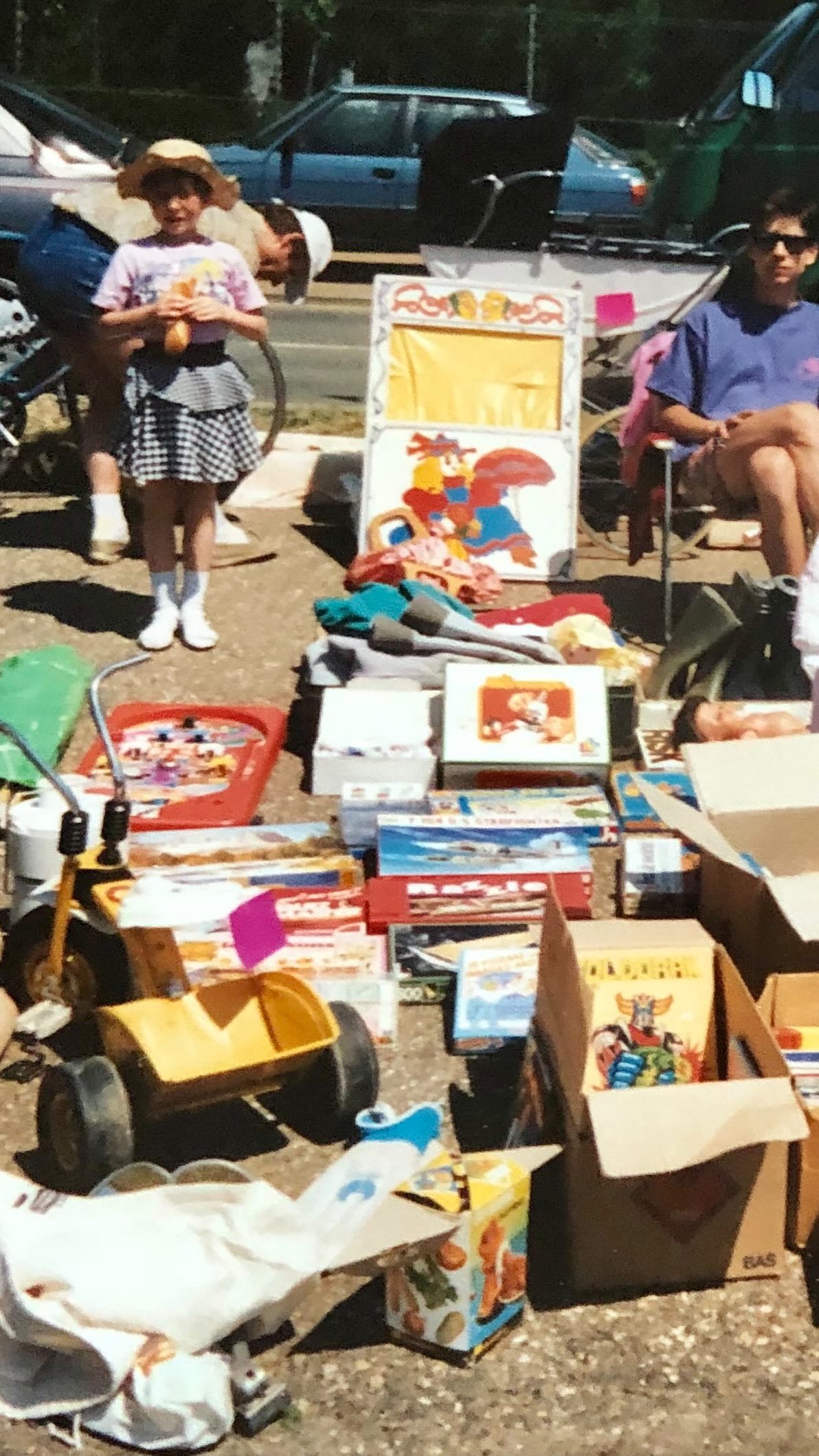 Itās the year 1989.
My first car boot sale in the suburbs of Paris. Selling for a few Francs what I would consider treasure todayā¦
To think that most of these objects, I now have to find again in vintage fairs and eBay to make my art š¤£
#katvandal #childhoodnostalgia #80sbaby90skid #upcycledart #carbootsale