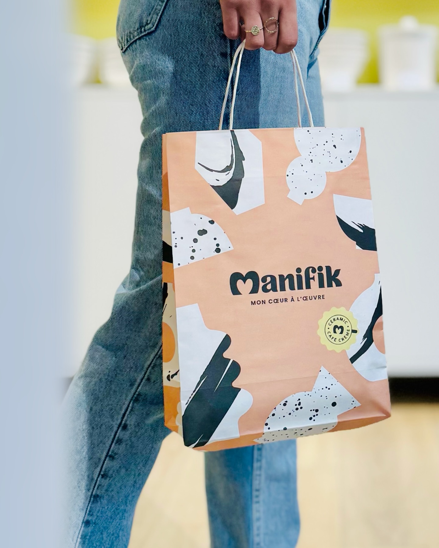 Nos petits + qui rendent l’expérience encore plus Manifik ♥️
✨ On a pensé à tout pour que vous profitiez pleinement de votre moment avec nous !
🖌 Récupération de vos pièces :
Après émaillage et cuisson, vos créations sont prêtes sous 15 jours.
🎁 Un cadeau pour une occasion spéciale ?
Optez pour la cuisson express : vos pièces prêtes en 3 jours ouvrés pour 5€ par pièce.
⏳ Besoin d’un peu plus de temps ?
Prolongez votre séance avec le forfait +30 min pour 5€ et terminez votre création en toute sérénité. (Selon disponibilités)
🏡 Envie de finir à la maison ?
Nos boxes à emporter vous permettent de continuer votre chef-d’œuvre tranquillement chez vous.
📦 Vous n’êtes pas de Strasbourg ?
Nous proposons un service d’envoi en France, en Europe et à l’international, à partir de 10€ selon le poids et la destination.
Chez Manifik, tout est pensé pour que votre parenthèse créative soit simple, flexible et adaptée à vos besoins ❤️
céramic café Strasbourg - peinture sur céramique Strasbourg - atelier créatif Strasbourg - activité créative Strasbourg - loisir créatif adulte - service cuisson céramique - cuisson express céramique - atelier peinture céramique - activité en famille Strasbourg - sortie créative Strasbourg - bien-être créatif - expédition céramique - cadeau créatif personnalisé - activité artistique Strasbourg- céramique personnalisée - délais cuisson 15 jours