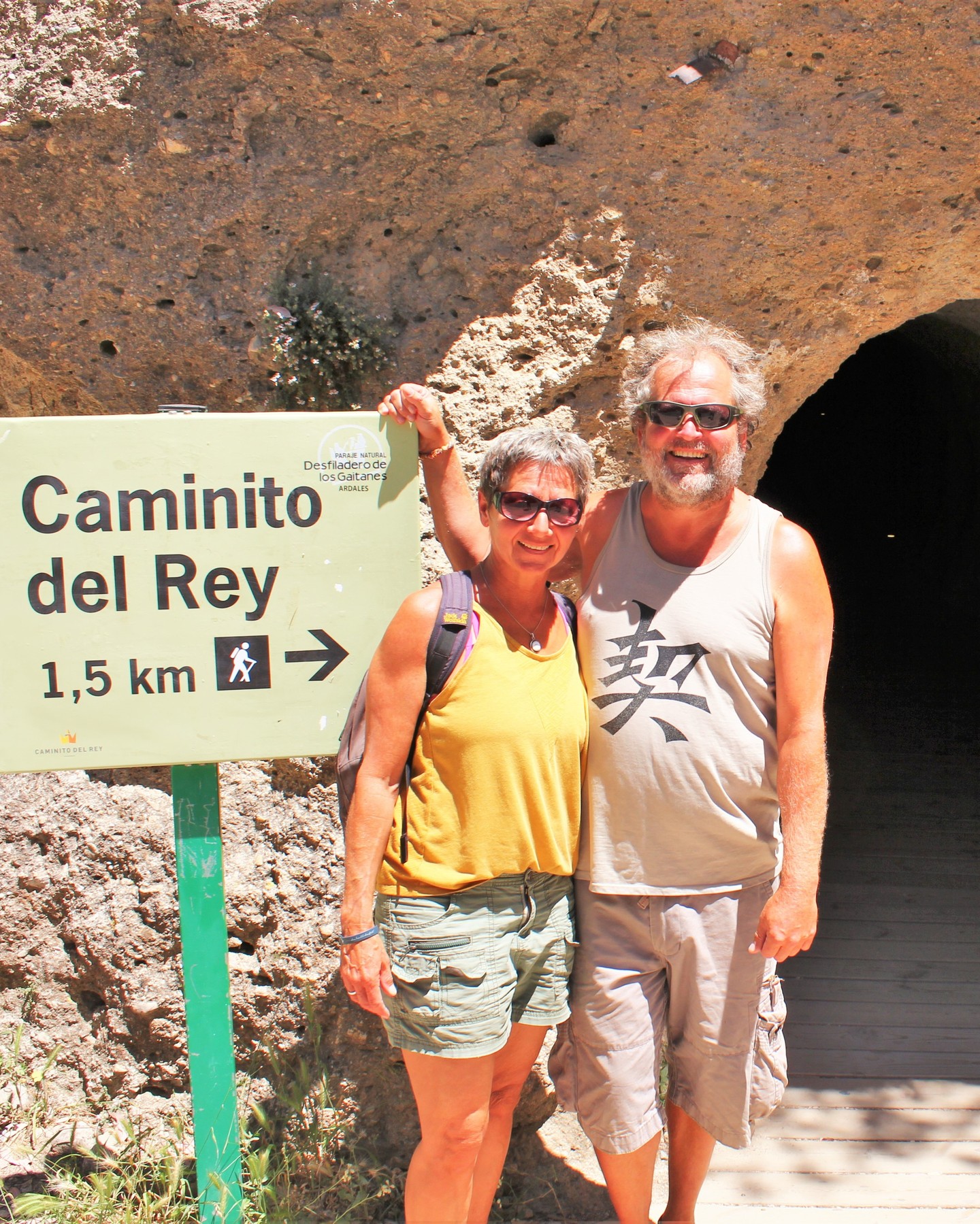 Caminito del Rey – („schmaler Königspfad“) war ein drei Kilometer langer Klettersteig, der in den Medien als der gefährlichste Weg der Welt bezeichnet wurde. Er führt in etwa 100 Meter Höhe entlang steiler Wände durch zwei bis zu 200 Meter tiefe, schmale Schluchten.
Nachdem auf dem Klettersteig mehrere Wanderer zu Tode gestürzt waren, wurde der Weg für längere Zeit gesperrt und im Jahr 2015 als gesicherter Wanderweg wieder für die Öffentlichkeit freigegeben.
Der Weg ist inzwischen so sicher angelegt, dass selbst ich mit meiner Höhenangst keine Probleme hatte, den neu gestalteten Weg zu begehen. Echt eine coole Wanderung!
Weitere Fotos und Infos zu unseren Reisen unter: www.vollzeitreisende.de