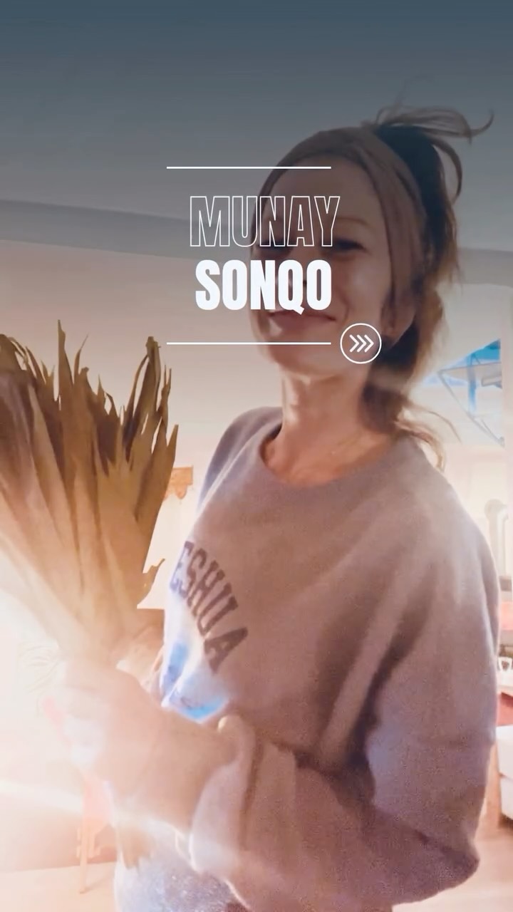 MUNAY SONQO
“𝔻𝕚𝕖𝕤 𝕚𝕤𝕥 𝕖𝕚𝕟𝕖 𝔼𝕚𝕟𝕝𝕒𝕕𝕦𝕟𝕘 𝕨𝕚𝕣𝕜𝕝𝕚𝕔𝕙 𝔻𝕖𝕚𝕟 ℍ𝕖𝕣𝕫 𝕫𝕦 𝕤𝕡ü𝕣𝕖𝕟...”
Munay ist Quechua und bedeutet “lieben”, Sonqo ist Quechua und bedeutet “Herz”. Somit kann MUNAY SONQO mit “LIEBENDES HERZ” übersetzt werden. Es ist aber auch eine Grussformel und bedeutet dann sowas wie “Herzliche Grüße”.
Das “liebende Herz” ist eine wichtige Mission. Wer Liebe und somit Yaya (Quechua Wort für Gott, Vater und Priester - beides im göttlichen Sinne) in seinen Erlebniskosmos bittet, dessen Erlebniskosmos wird höher schwingen und folglich wird er daher auch in der Regel erfolgreicher, gesünder, kraftvoller und glücklicher sein, weil es von Yaya kommt. Zu lieben ist eine Entscheidung, wenn nicht sogar die wichtigste, die man in seinem Leben zu treffen hat.
Meine Zeremonien sind darauf ausgelegt alle Blockaden aus dem Weg zu räumen,
die dieser Entscheidung im Wege stehen.
“...𝕕𝕖𝕟𝕟 𝕨𝕖𝕟𝕟 𝔻𝕦 𝕞𝕚𝕥 𝔾𝕠𝕥𝕥 𝕒𝕦𝕤 𝔻𝕖𝕚𝕟𝕖𝕞 ℍ𝕖𝕣𝕫𝕖𝕟 𝕙𝕖𝕣𝕒𝕦𝕤 𝕝𝕖𝕓𝕤𝕥 𝕦𝕟𝕕 𝕕𝕒𝕕𝕦𝕣𝕔𝕙 𝕚𝕞 𝕙𝕖𝕚𝕝𝕤𝕒𝕞𝕖𝕟 ℝ𝕙𝕪𝕥𝕙𝕞𝕦𝕤 𝕕𝕖𝕚𝕟𝕖𝕣 𝕊𝕖𝕖𝕝𝕖𝕟-𝕊𝕡𝕚𝕣𝕚𝕥-ℕ𝕒𝕥𝕦𝕣, 𝕨𝕚𝕣𝕕 𝔾𝕖𝕤𝕦𝕟𝕕𝕙𝕖𝕚𝕥 𝕕𝕚𝕖 𝕟𝕒𝕥ü𝕣𝕝𝕚𝕔𝕙𝕖 𝕂𝕠𝕟𝕤𝕖𝕢𝕦𝕖𝕟𝕫 𝕤𝕖𝕚𝕟. ℕ𝕒𝕥ü𝕣𝕝𝕚𝕔𝕙 𝕚𝕞𝕞𝕖𝕣 𝕕𝕒𝕟𝕟, 𝕨𝕖𝕟𝕟 𝕦𝕟𝕕 𝕨𝕒𝕟𝕟 𝕐𝕒𝕪𝕒 𝕨𝕚𝕝𝕝.”
#munay #liebe #herz #glaube #yaya