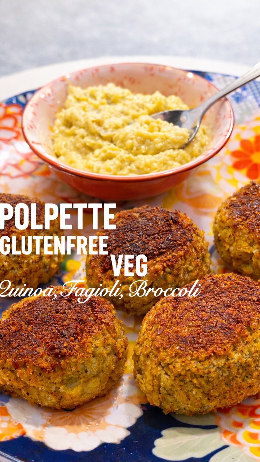 🥦✨ POLPETTE FAGIOLI E BROCCOLI – sane e veloci ✨🥔 (vegan e gluten free)
Se cerchi una ricetta vegan e senza glutine, facile e perfetta per una cena sana e leggera, queste polpette di fagioli e broccoli con quinoa sono l’idea giusta.
{Prima mi raccomando seguimi qui 👉 @valigiainfarinata per non perderti nemmeno una ricetta}
📝 Ingredienti
• 30 g di quinoa
• 200 g di broccoli
• 1 patata media
• 100 g di fagioli borlotti già cotti
• 5 pomodorini sottolio
• Scorza grattugiata di 1/2 limone
• Pangrattato (anche senza glutine)
• Olio extravergine d’oliva q.b.
• Sale q.b
👩🍳 Procedimento
1️⃣ Cuoci la quinoa in acqua salata seguendo i tempi indicati sulla confezione. Scola e lascia raffreddare.
2️⃣ Cuoci broccoli e patata al vapore (oppure bolliti) fino a quando saranno morbidi.
3️⃣ In un mixer unisci quinoa cotta, broccoli, patata, fagioli borlotti, pomodorini sottolio e scorza di limone.
4️⃣ Frulla in modo grossolano: il composto deve restare rustico, non troppo cremoso.
5️⃣ Regola di sale e aggiungi pangrattato senza glutine quanto basta per ottenere un impasto modellabile.
6️⃣ Forma delle palline, passale nel pangrattato senza glutine e disponile su un piatto.
7️⃣ Cuoci:
• In padella con un filo di olio fino a doratura
• Oppure in forno a 180°C per circa 20 minuti
• O in friggitrice ad aria fino a quando saranno croccanti
Servile tiepide: saranno più compatte e ancora più gustose 😍
💡 Perfette con hummus di ceci o una salsa vegetale per un piatto completo, bilanciato e 100% plant based.
Mandami una foto se crei questo piatto e io ti ripubblico nelle mie storie.
Lasciami un ♥️ per sostenermi e salva la ricetta per averla sempre a portata di mano.
Trovi questa e tante altre ricette anche sul mio sito (link in bio)
Alessia
#ricettesane #ricettevegan #glutenfreefacile #valigiainfarinata
#fοοdideas
Tra pentole e valigie
Viaggio nel gusto
polpette vegan
polpette senza glutine
polpette di fagioli e broccoli
ricetta vegan facile
Mangiare sano
ricetta gluten free veloce
polpette vegetali al forno
cena sana vegan
ricette sane e veloci
ricette plant based facili