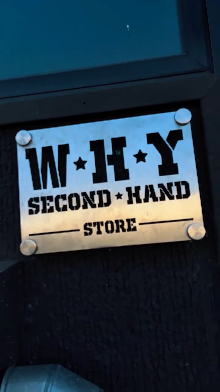 Work in progress. Energia vera. 🔨
Il nostro punto vendita sta prendendo forma giorno dopo giorno.
Anche in pausa pranzo non ci fermiamo: martello, idee e tanta voglia di fare.
Le pareti parlano già. Gli scaffali iniziano a riempirsi. L’atmosfera? Quella giusta.
Ora la domanda è una sola:
che dite… organizziamo un bel aperitivo di inaugurazione? 🥂
Musica, amici, nuove collezioni e un brindisi tutti insieme per celebrare questo nuovo inizio.
Noi siamo pronti. Voi?
#WorkInProgress #NewStore #OpeningSoon #AperitivoInaugurazione