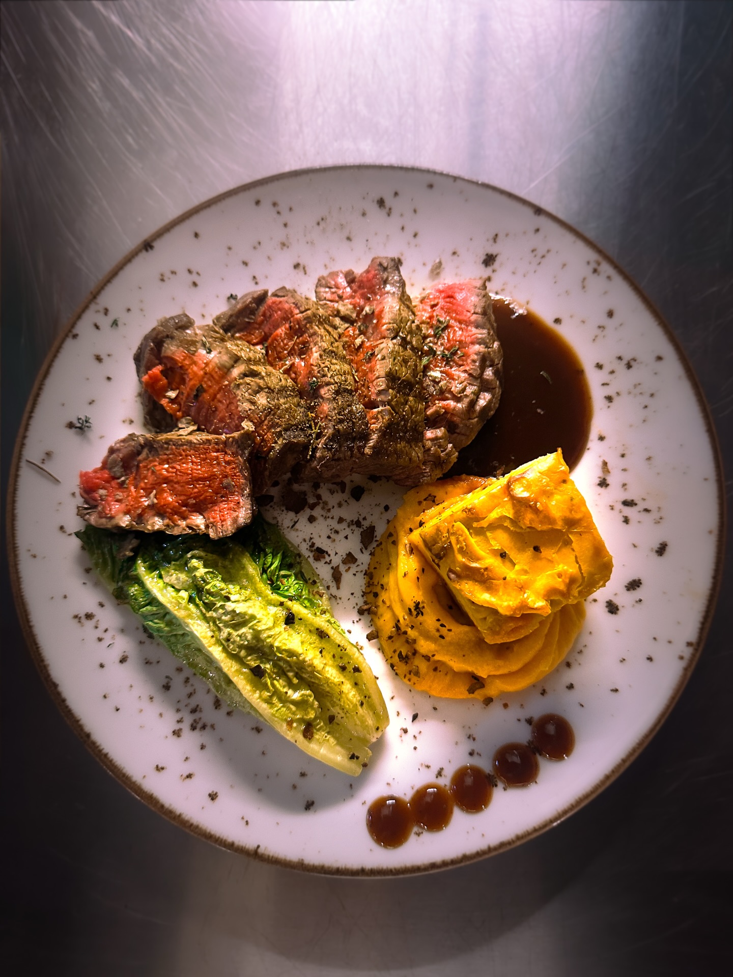 • Şato Briyan •
Tatlı Patates Gratin, Püre ve Toz
Izgara Kale
Demi Glace Sos
#Chateaubriand
#FineDining
#GourmetExperience
#SteakLovers
#foodlovers