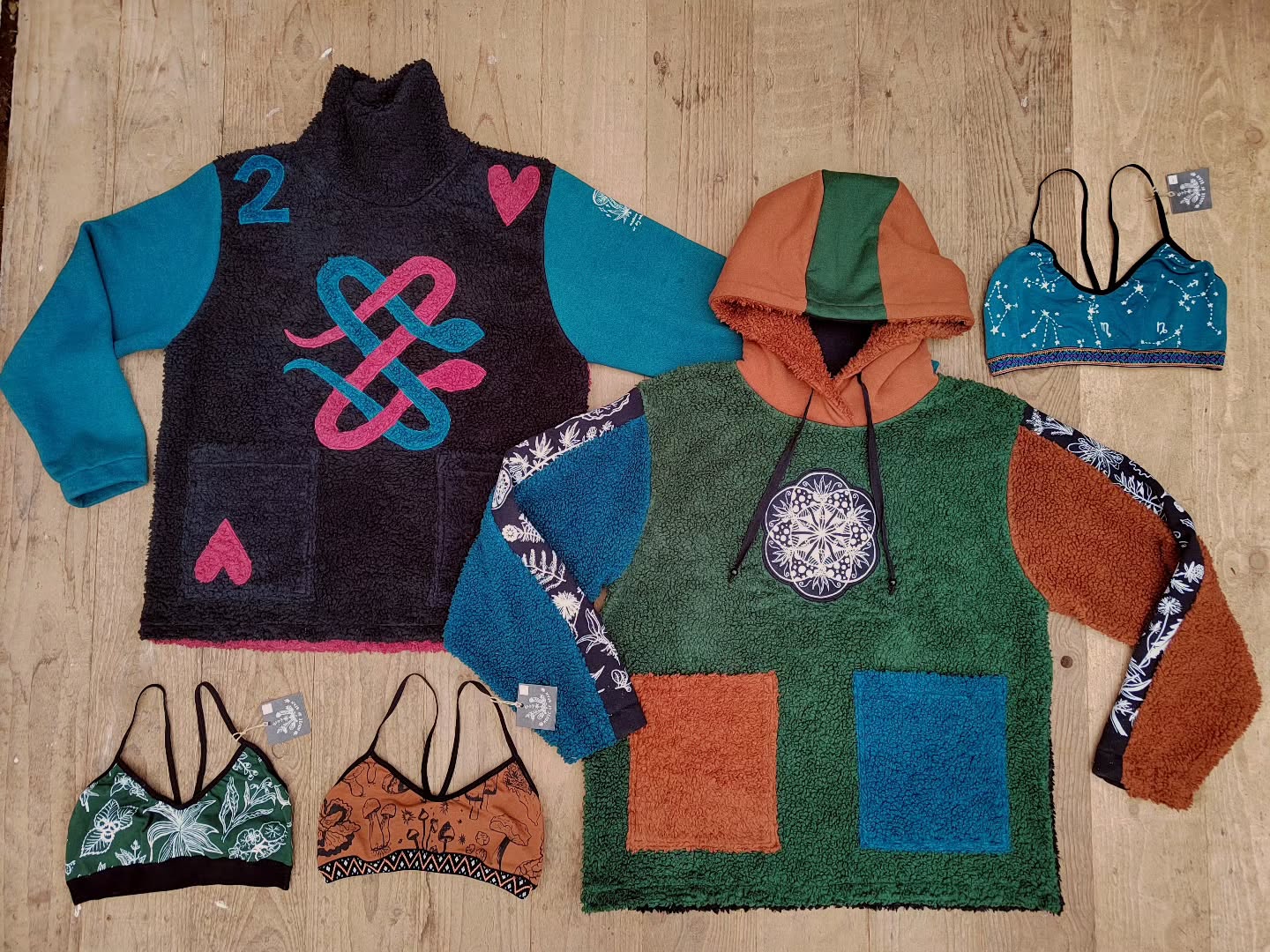 the right hand jumper is an absolute favourite... it's so fluffy! also the printed stripes down the sleeves are a good touch ✨
the two of hearts/snakes is a design from years ago but for some reason came back to my head this week so i thought I'd make another 💚
all these and more are on my website now
www.houseofbeanco.com
#hempclothing #hempunderwear #mushroomclothing #screenprint #twoofhearts