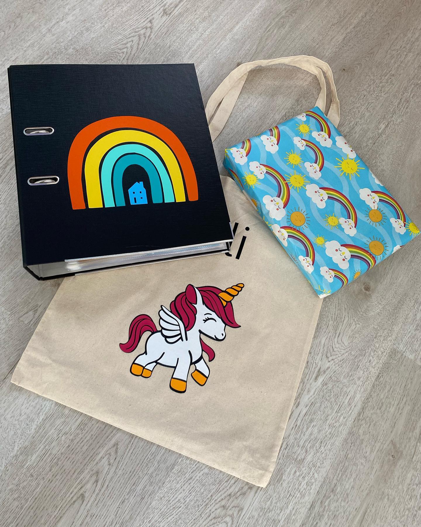 Heute haben wir uns von einem Kind verabschiedet. Wir hatten eine wunderschöne Zeit mit dir und freuen uns, dass wir dich beim Aufwachsen begleiten durften!
Wir wünschen dir viel Spaß im Kindergarten und bedanken uns für die schöne Zeit!