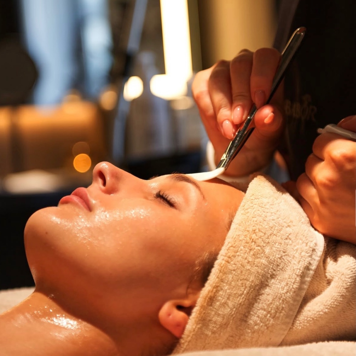 TA HAND OM DIG SJÄLV, NJUT AV EN AVKOPPLANDE STUND! 🤍
I mars erbjuder vi 20% rabatt, ange koden VÅRBOOST vid bokning av AHA - refinment.
Våren är påväg - dags att ge kroppen lite extra kärlek!
Efter en lång torr vinter behöver kroppen lite ny energi och vad passar bättre än en uppfräschande AHA-peeling?
Behandlingen inkluderar en mild fruktsyrabaserad helkroppspeeling som följs upp med torrborstning och en barriärstärkande och fuktgivande lotion.