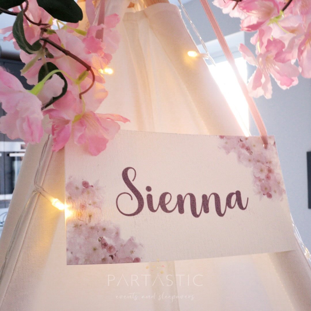 Personalised name tags for the lovely Pink Flower Garden.
.
.
.
#sleepover #sleepoverparty #teepeeparty #pinksleepover #surreyevents