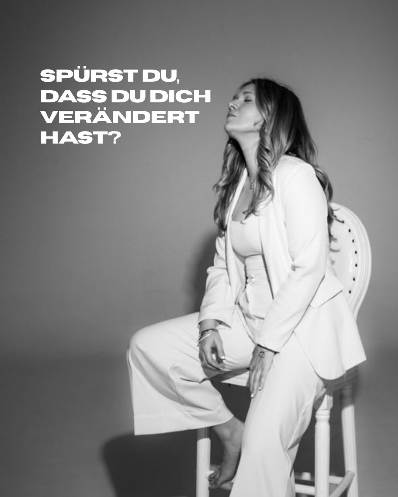 Manchmal schaust du auf deine aktuellen Bilder
und spürst: Das bin ich nicht mehr ganz.
Nicht, weil sie schlecht sind.
Sondern weil du dich weiterentwickelt hast.
Im Business passiert Wachstum oft leise.
Du übernimmst mehr Verantwortung.
Deine Klarheit wird präziser.
Deine Haltung ruhiger.
Dein Blick weiter.
Aber deine visuelle Präsenz zeigt vielleicht noch eine frühere Version von dir.
Eine Signature Portrait Session beginnt deshalb nicht mit der Kamera.
Sie beginnt mit Wahrnehmung.
Wer bist du heute – als Unternehmerin?
Welche Facetten gehören zu dir?
Welche Stärke darf sichtbar werden?
Nicht inszeniert.
Nicht künstlich.
Sondern stimmig.
Gerade im Business ist deine Präsenz kein Nebenschauplatz.
Sie ist Ausdruck deiner Haltung.
Und manchmal braucht es einen bewussten Moment,
um genau das sichtbar werden zu lassen.