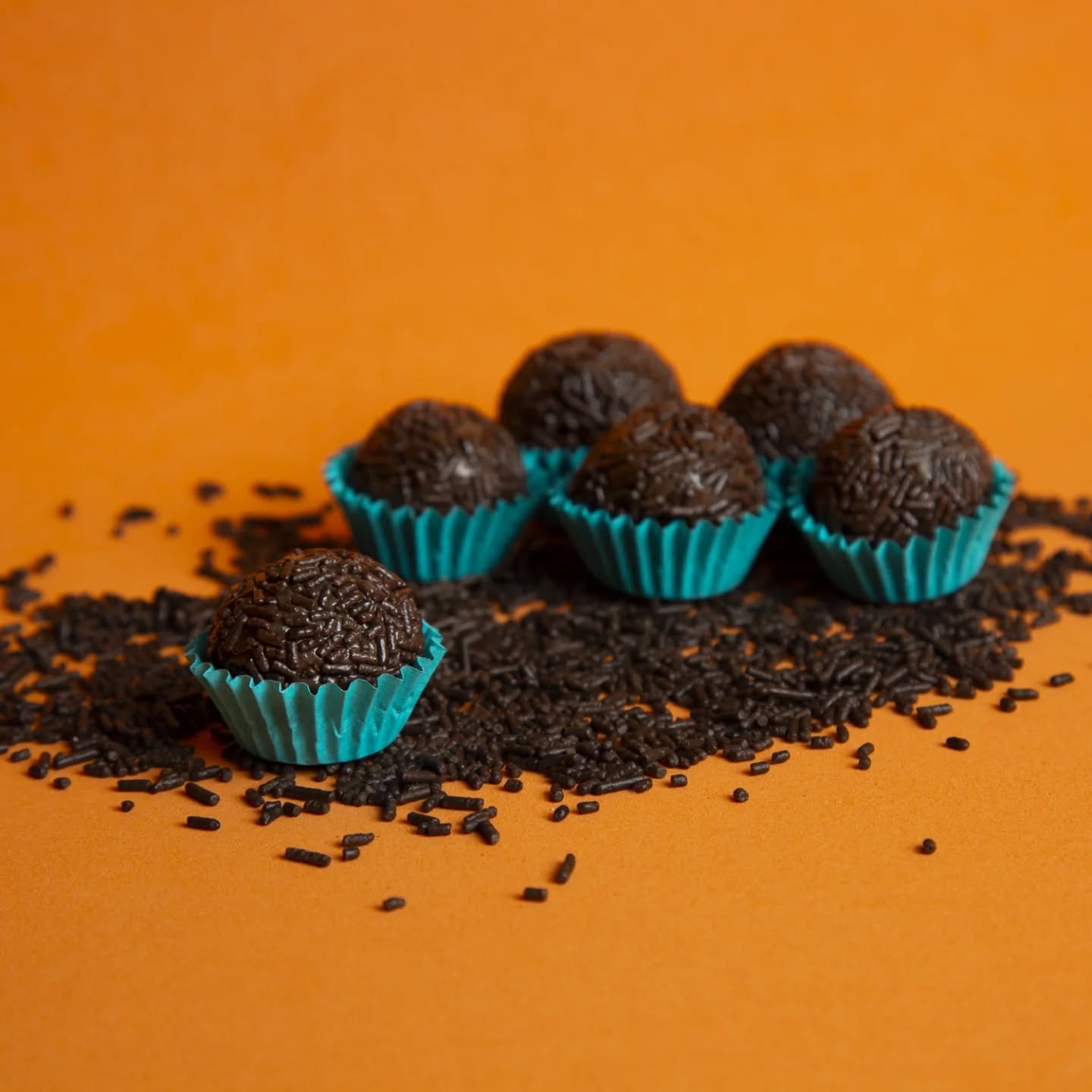 Impossível olhar e não querer um agora... 🤤
Aquele brilho que a gente respeita e a cremosidade que derrete na boca. É o abraço em forma de doce que o seu dia merece.
Quem aí também não consegue comer um só? Confessa aqui nos comentários! 👇
Bem caseirinho: um pedaço de carinho, um momento de conforto.
#brigadeiro #amodoce #momentodoce #sobremesa #BemCaseirinhoSP