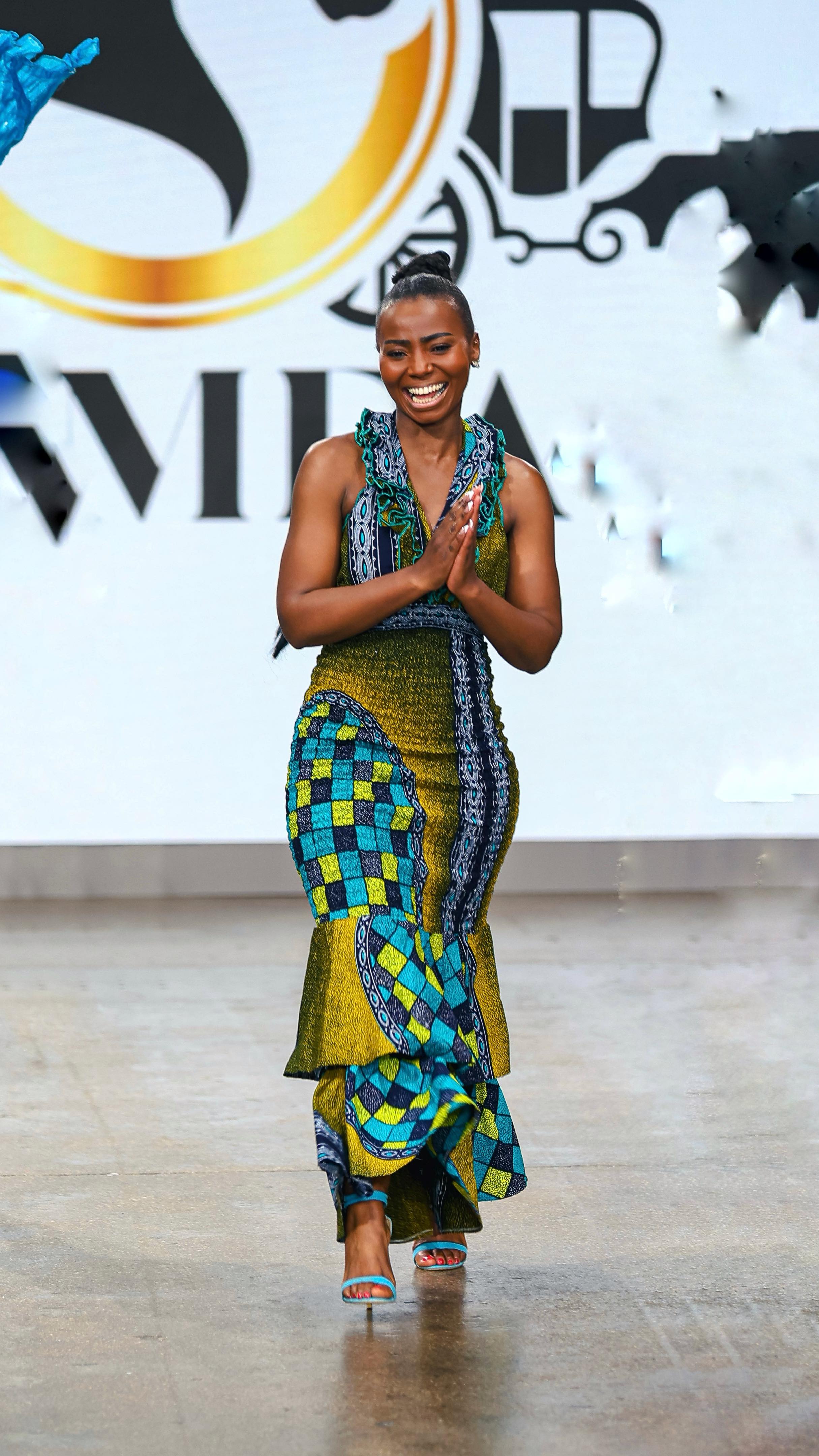 @tayameaca.artistry takes us on an otherworldly adventure with the safari collection!
Statement pieces, an intersection between face covering and artistic exploration with hats
Let us know your thoughts in the comment
@tayameaca.artistry
@dixonphotographyuk
@fashionscout
#fashionweek