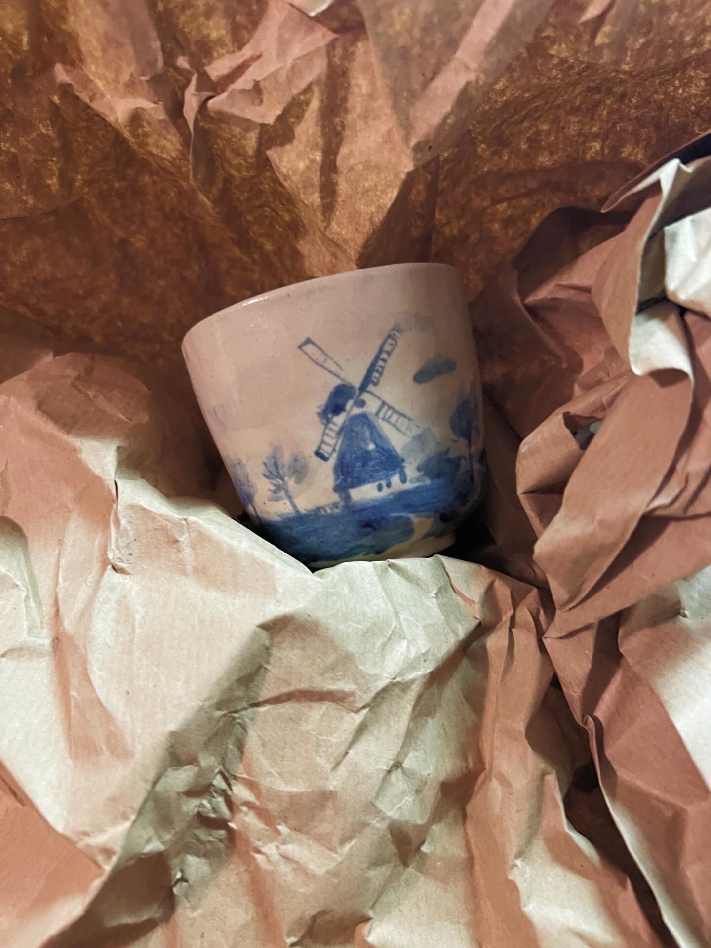Krimstermolen ❤️ Handpinched and handpainted ceramic stoneware cup (gift for brother, love how the mill turned out).
#ceramics #pinchpot #groningen #delftsblauw #suggestionpainting