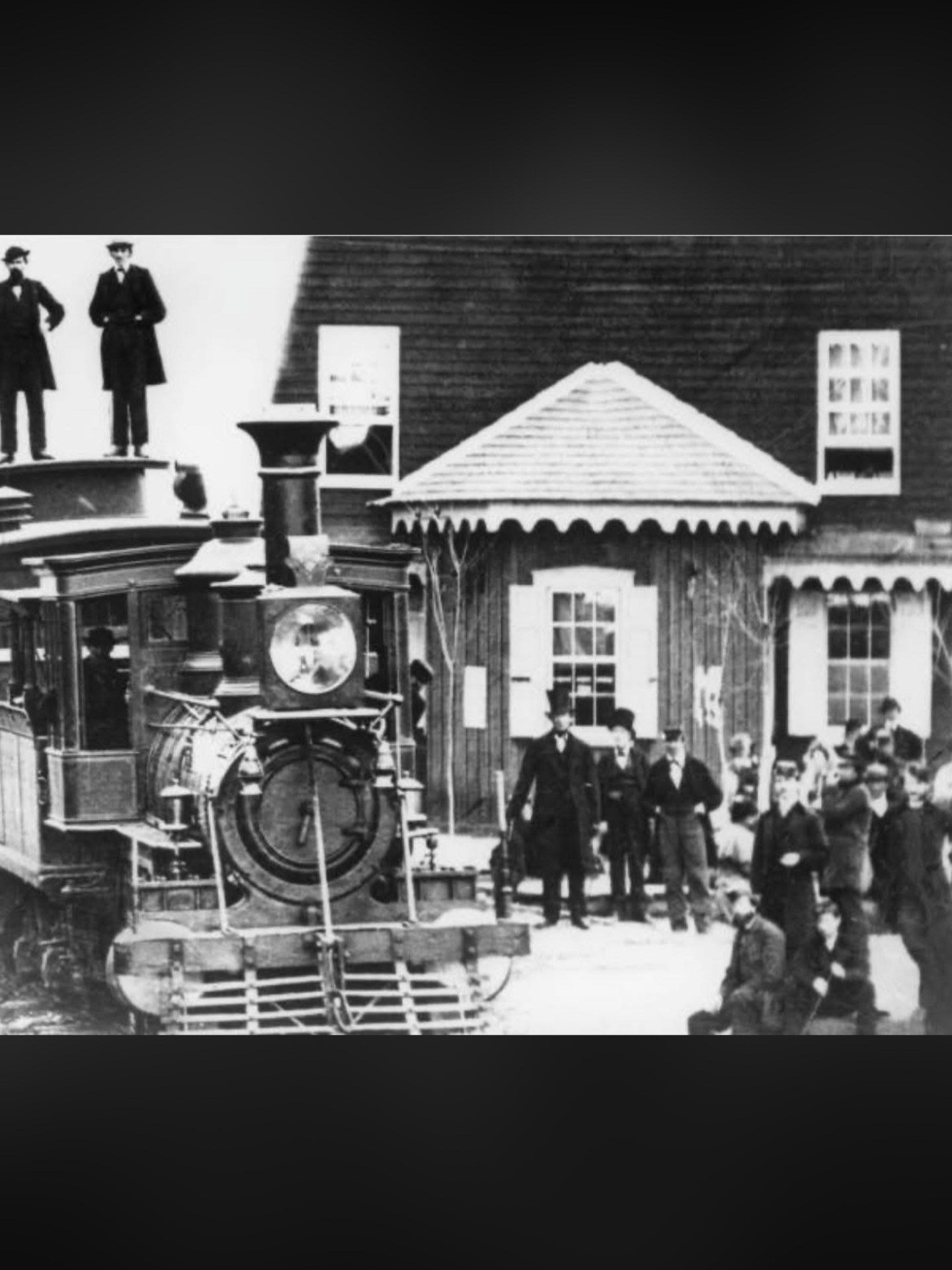 November 1863, President Abraham Lincoln journeyed by train from Washington, D.C., to Gettysburg, Pa., where he delivered one of the most important and memorable Presidential addresses of all times.
Lincoln delivered his famous Gettysburg Address at the public dedication of the new National Cemetery, founded to honor the fallen soldiers of that July’s three-day Battle of Gettysburg. The story of this history-making journey reflects not only a special moment in railroading history but Abraham Lincoln’s long association with American railroading.