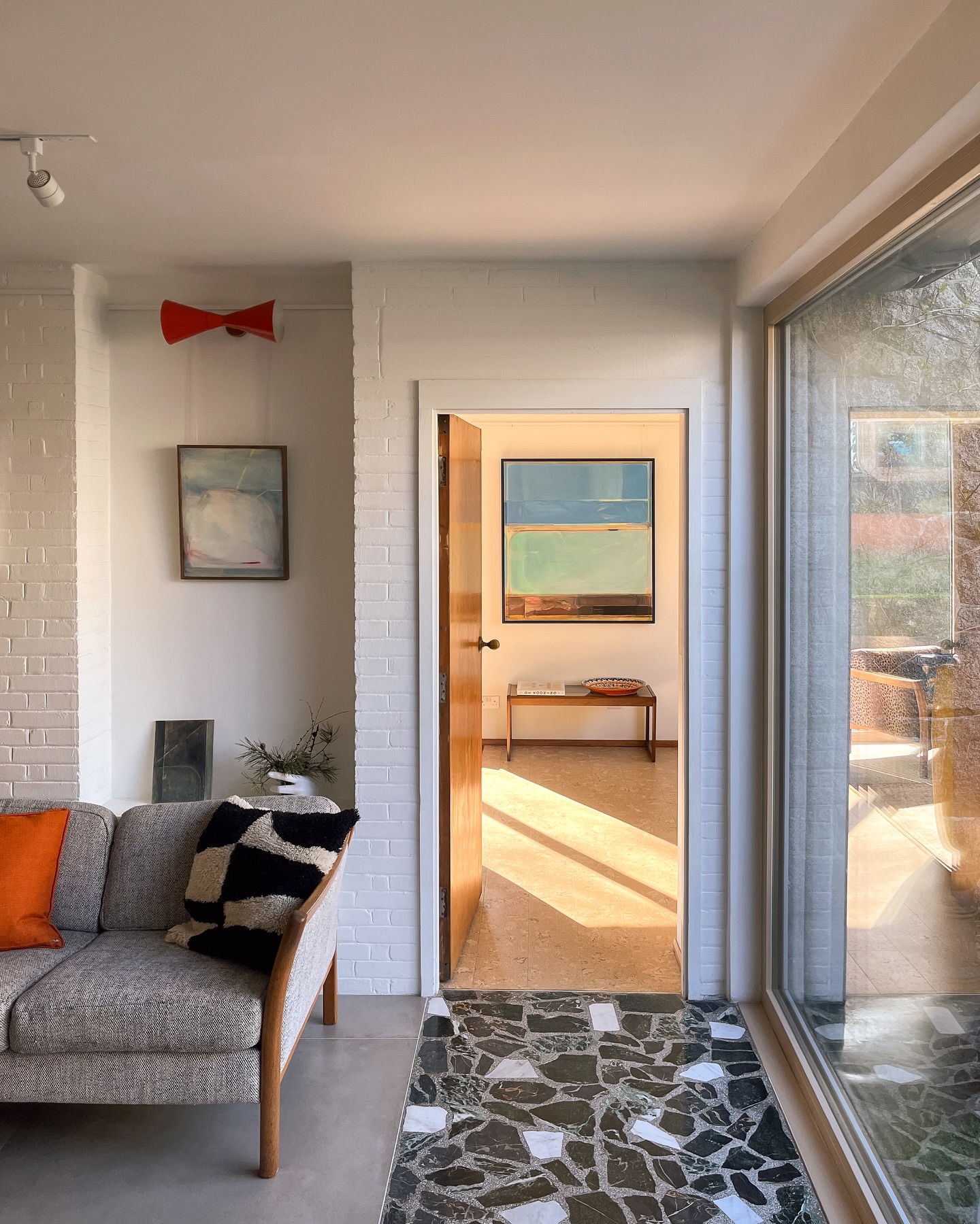 First glimmer of sunshine this year ☀️🤩
#sunshine #homegallery #midcenturymodern