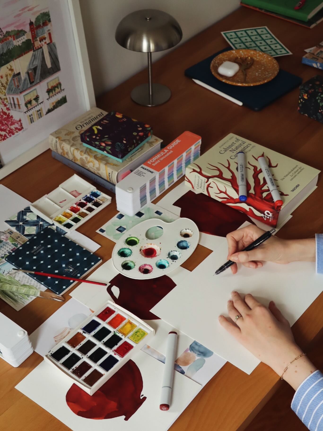 I just love a good tablescape โ๐ผ๐ซ
โข
#creativestudio #brandingagency #illustrationartist #watercolorartist #brandidentitydesign