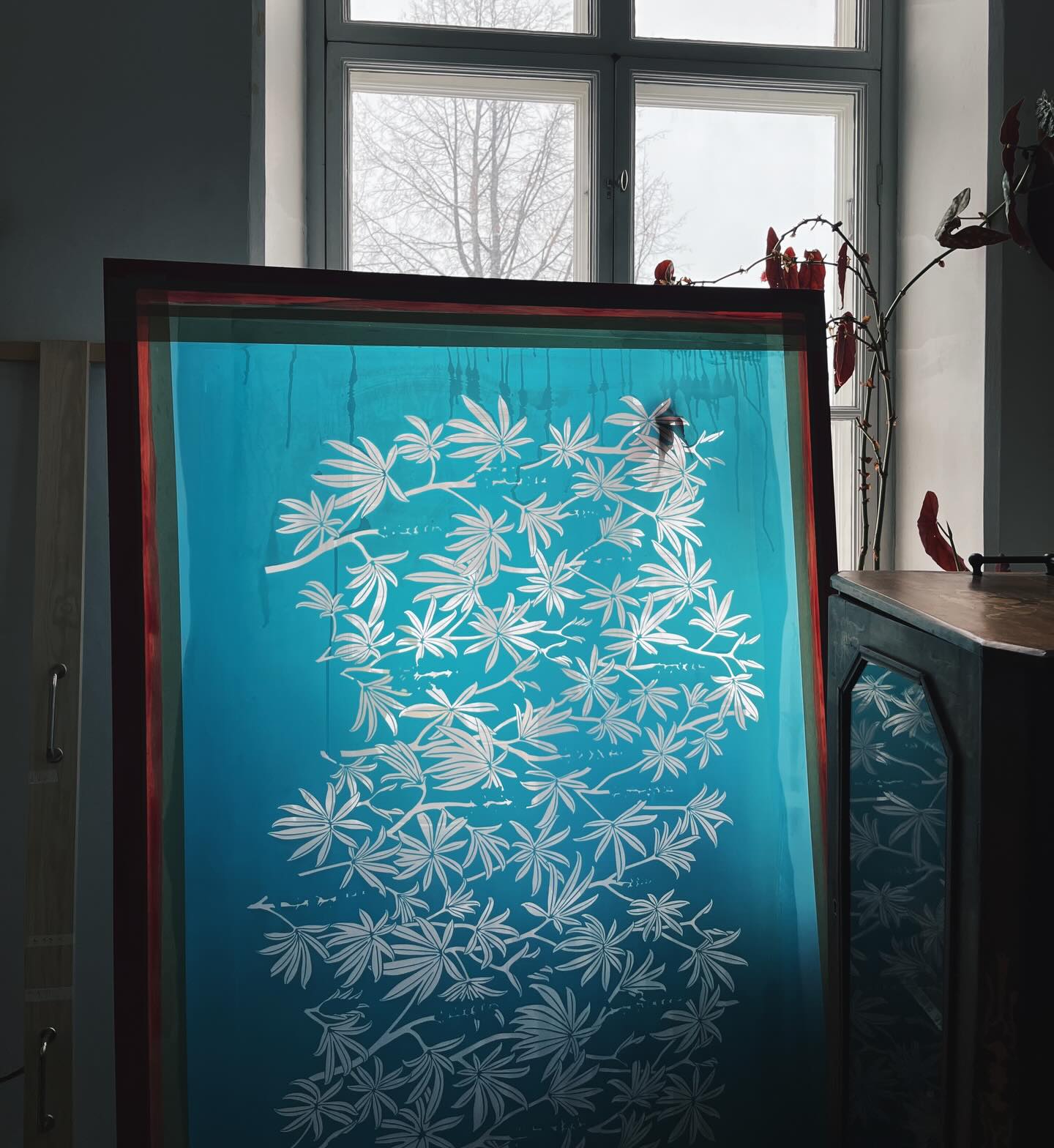 Är så lycklig över min ateljé och att ha fått upp tryckbordet och att kunna trycka tyg igen🙏
Precis när vi skulle flytta hem från Göteborg fick jag frågan om att köpa ett begagnat tryckbord och jag sa ja fastän jag inte hade någon aning om vart jag skulle ha det och nu två år senare faller allt på plats💫